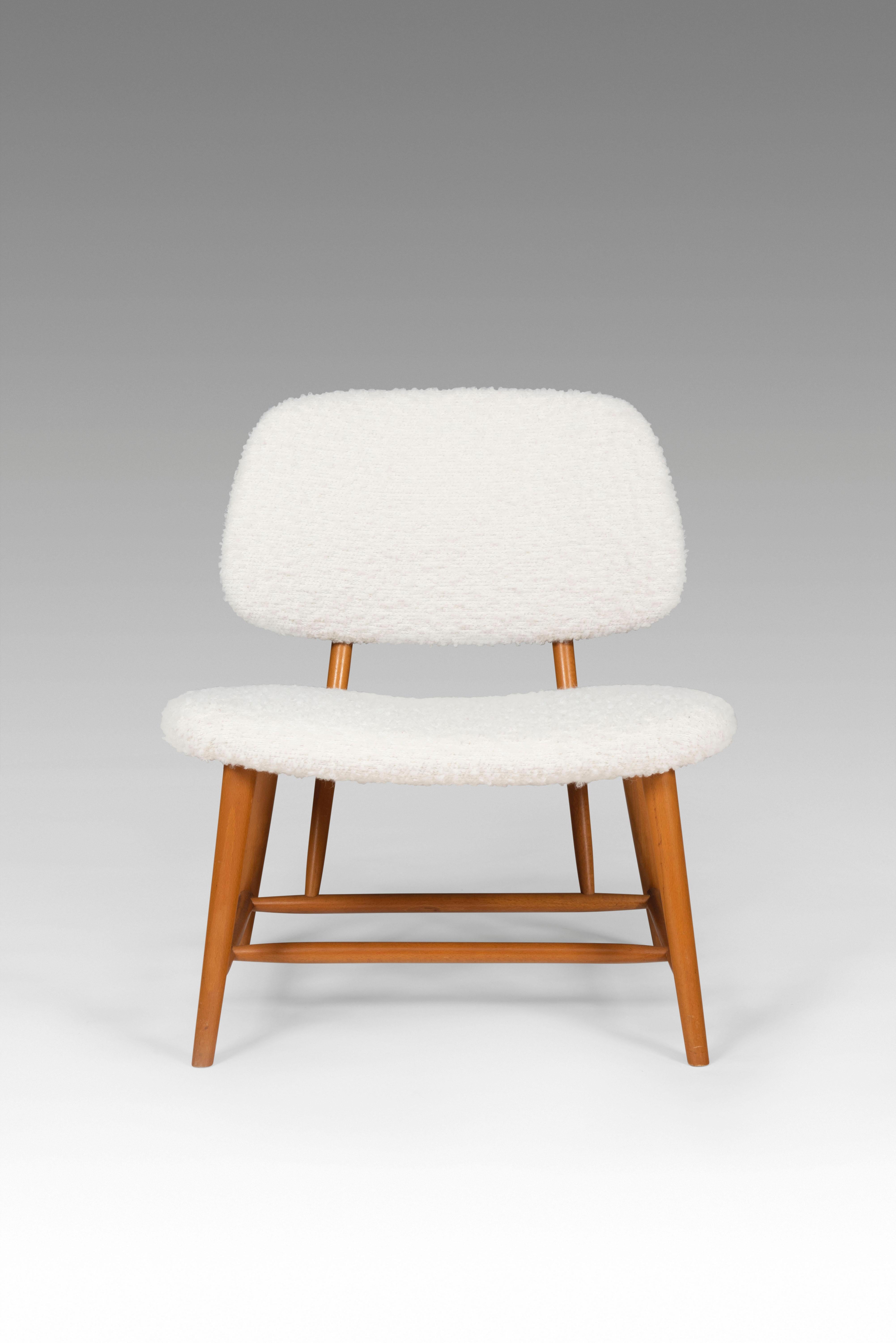 Cette paire de chaises longues a été conçue en 1953 par le designer de meubles suédois Alf Svensson. Fabriqué par Studio Ljungs Industrier AB Malmö dans les années 1950. Le modèle s'appelle 