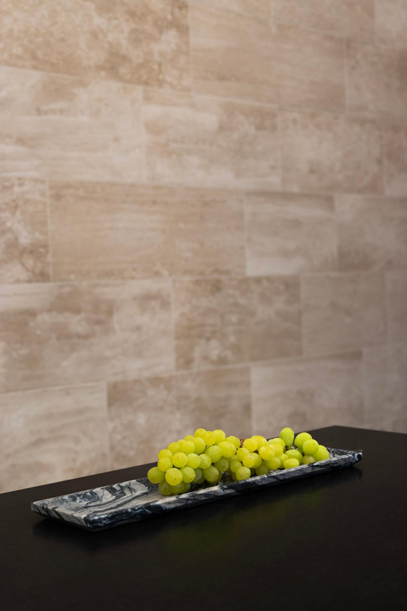 El plato Tevere, diseñado por Rytsola Collections y elaborado con mármol italiano, fluye con la tranquila elegancia del río que atraviesa Roma. Diseñado para ser versátil, Tevere es igualmente adecuado para presentar quesos, postres o sushi, o como