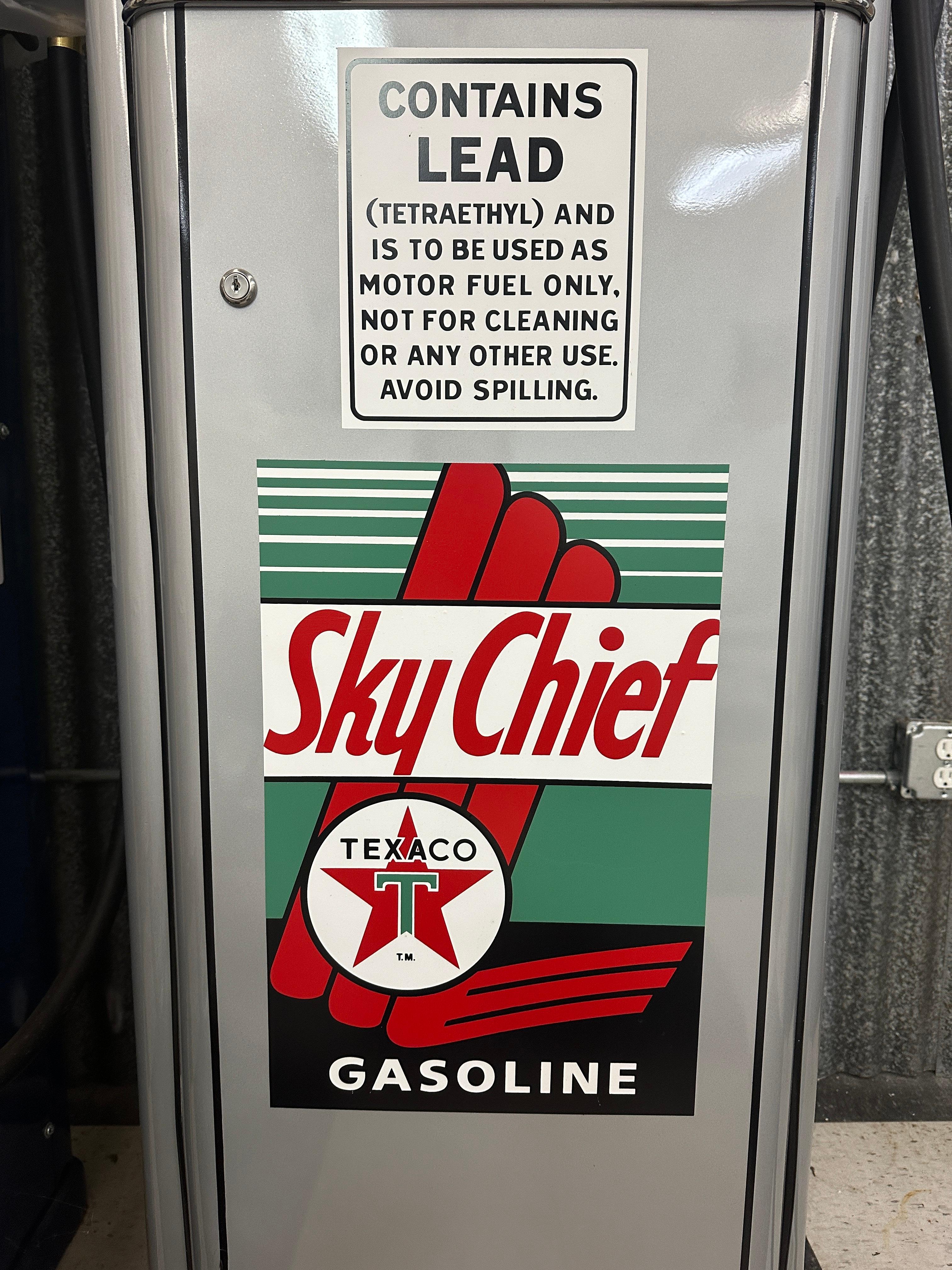 Émaillé Pompe à gaz Texaco Sky Chief Gas Gilbarco, modèle 96 en vente