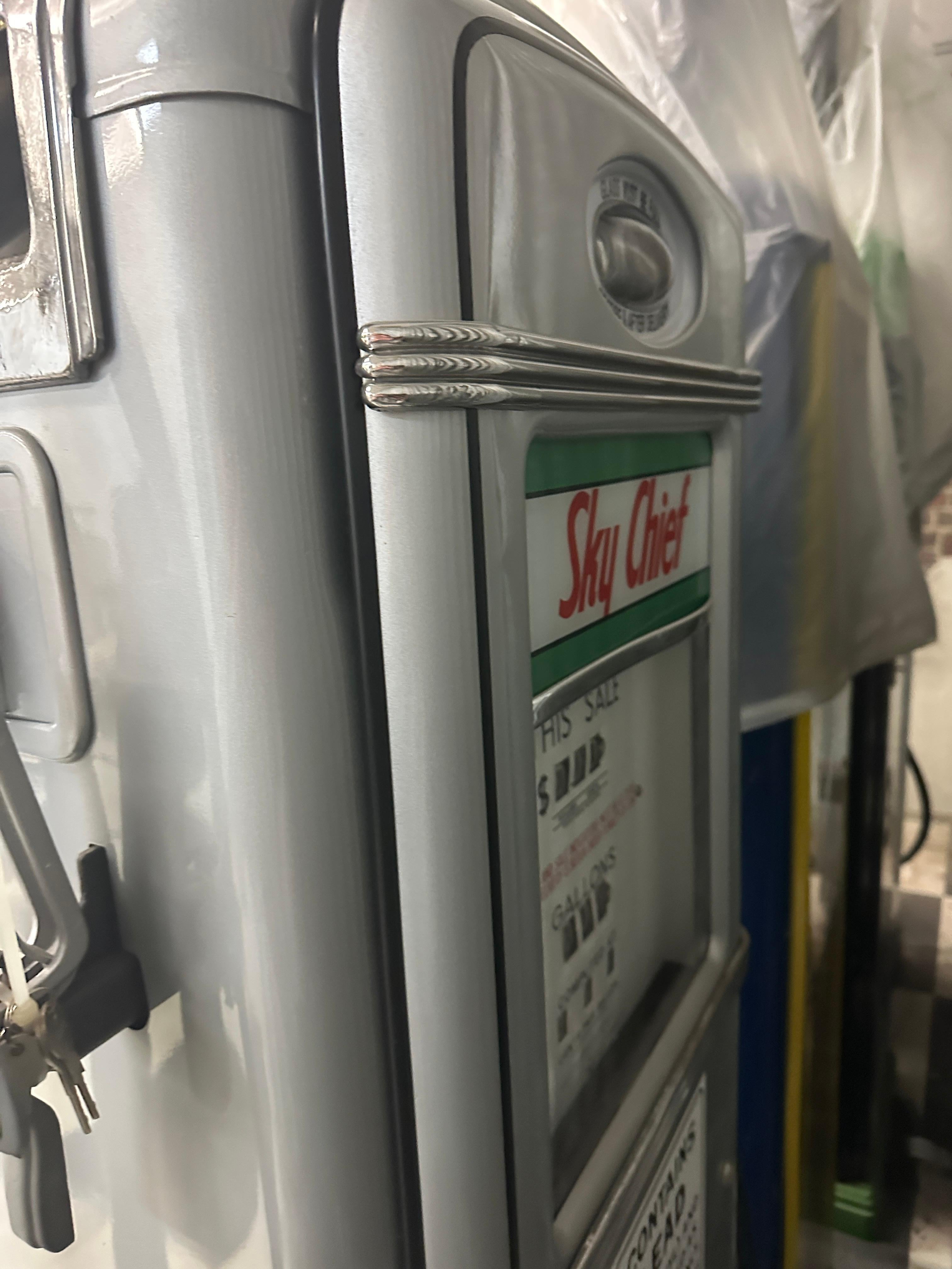 20ième siècle Pompe à gaz Texaco Sky Chief Gas Gilbarco, modèle 96 en vente