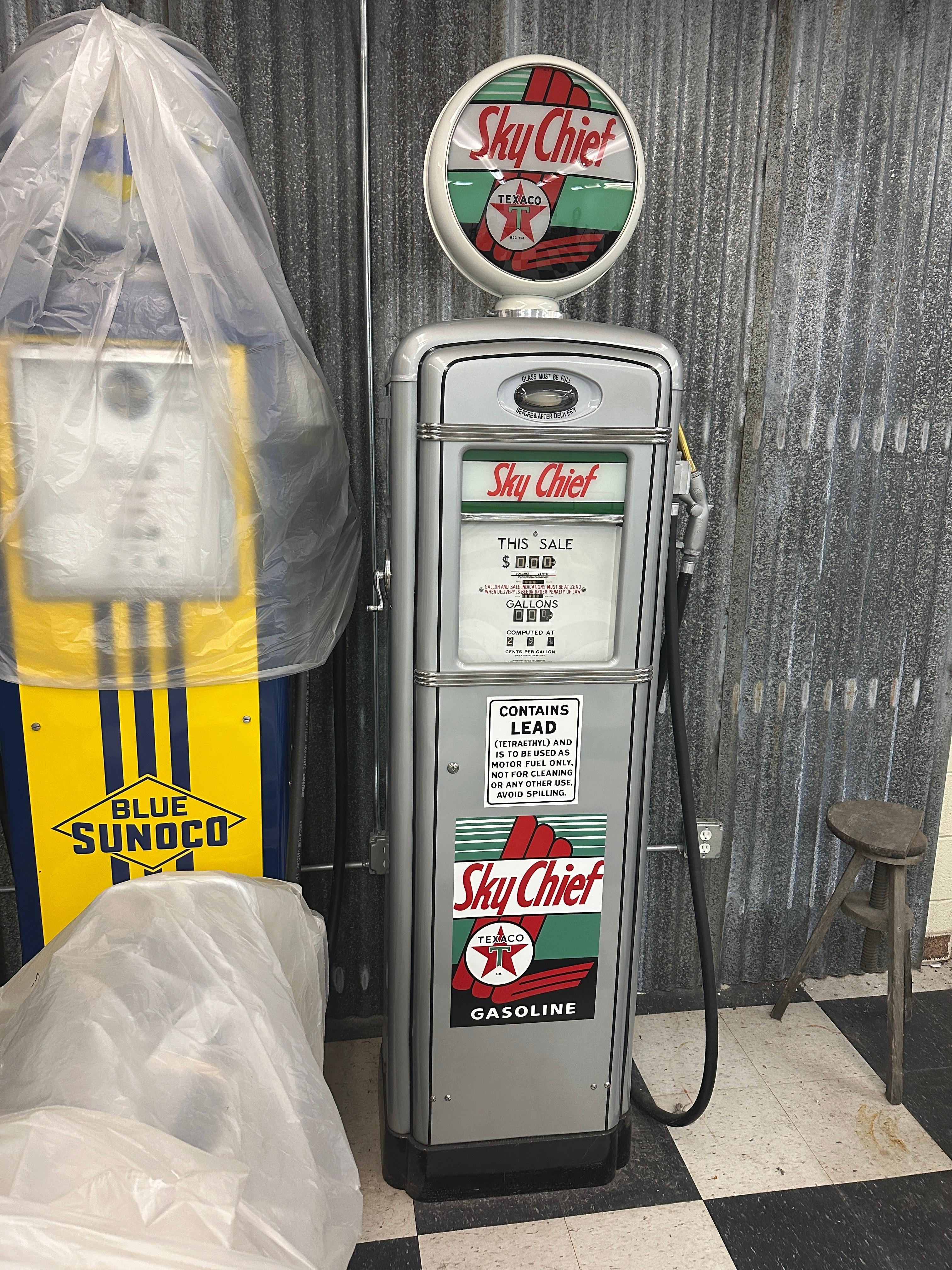 Émail Pompe à gaz Texaco Sky Chief Gas Gilbarco, modèle 96 en vente