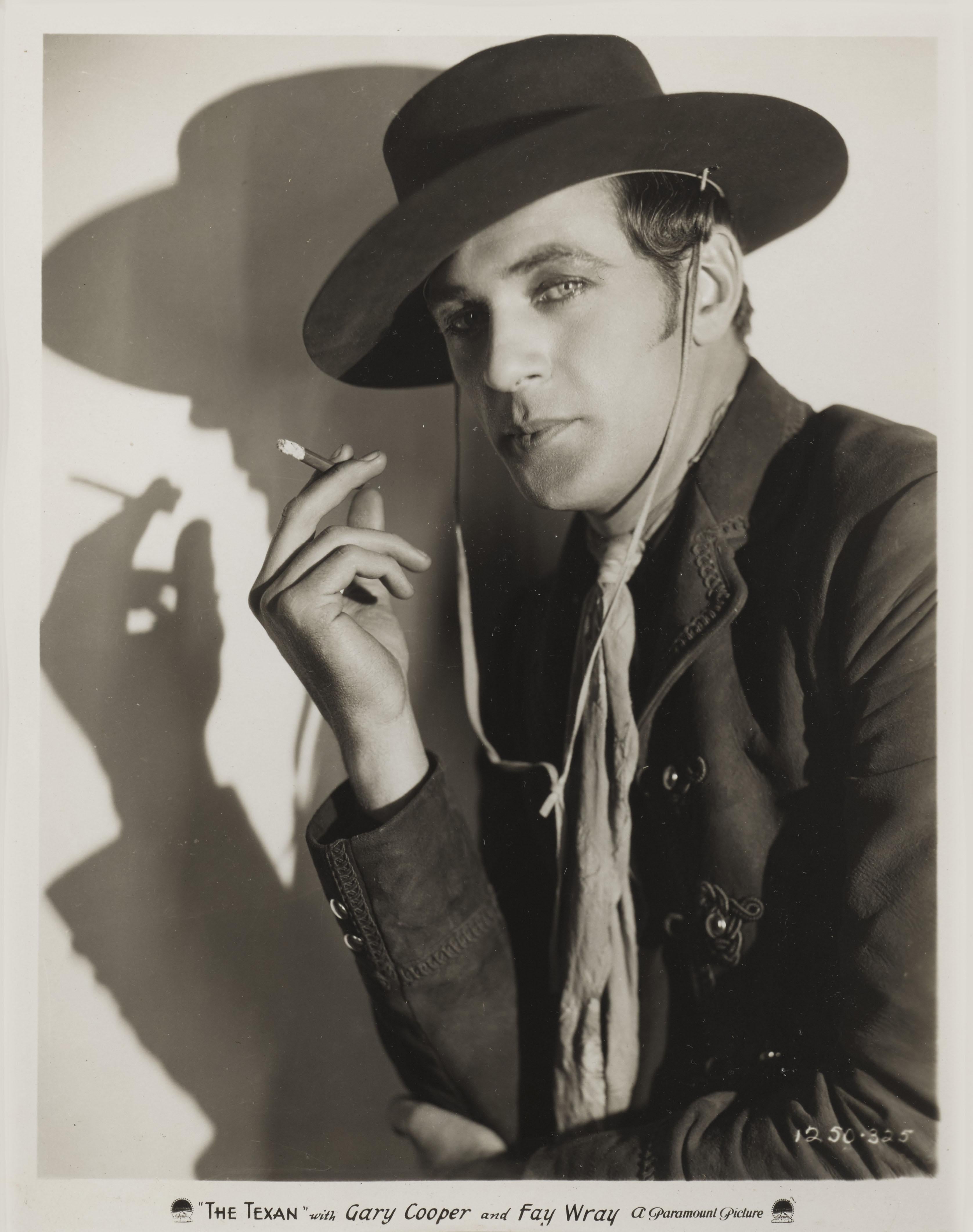 Original amerikanische fotografische Produktion noch verwendet, um die 1930 Western-Film Texan zu fördern. diese große 95 Jahre Foto zeigt ein wunderbares Bild des Films Star Gary Cooper. In diesem Film spielte auch Fay Wray mit.
Dieses Werk ist in