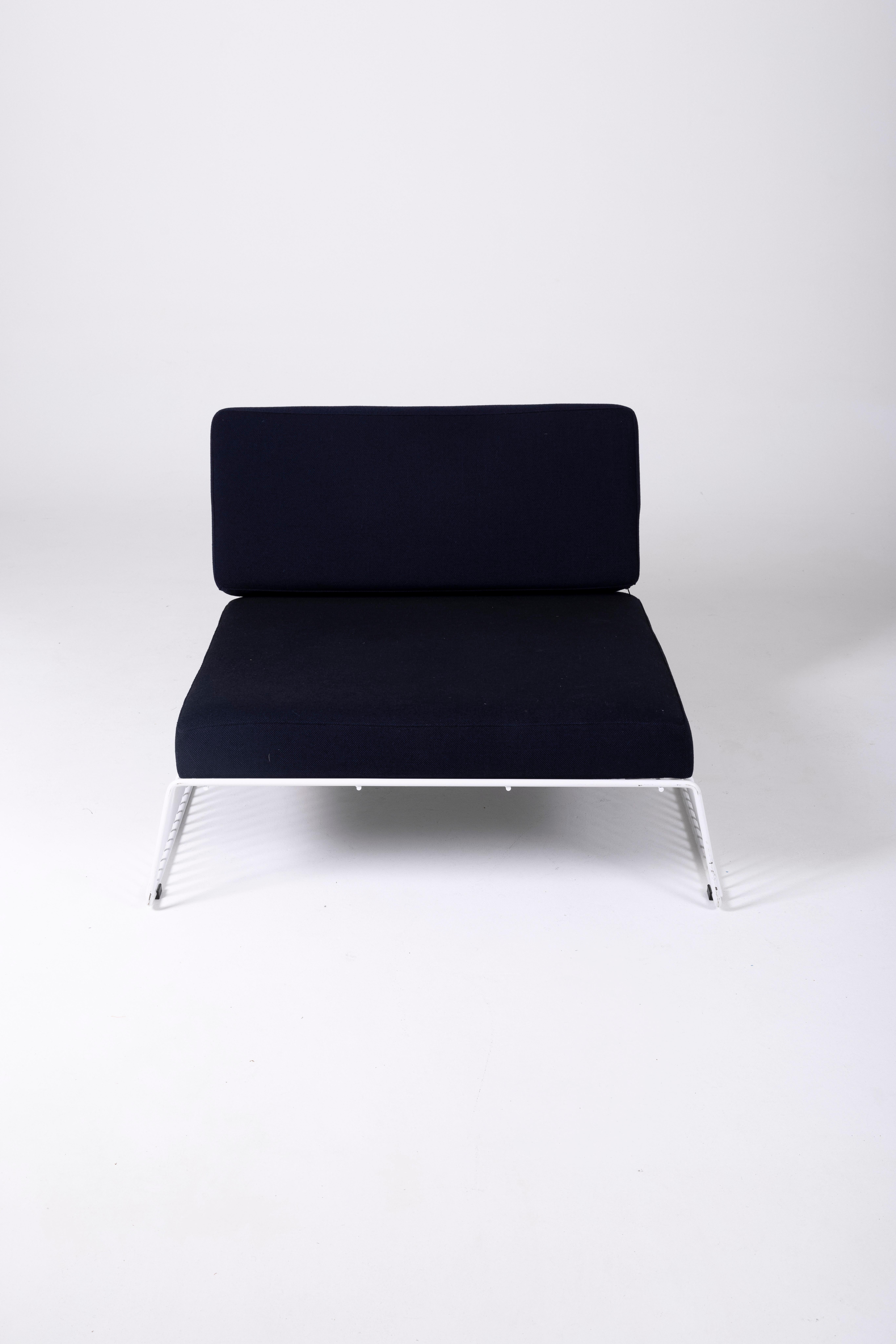 Texas model armchair by designer François Arnal, Atelier A edition. The seat and backrest are in blue fabric, and the tubular structure is lacquered white metal. This armchair pairs perfectly with furniture by designers Bruno Munari, Ettore
