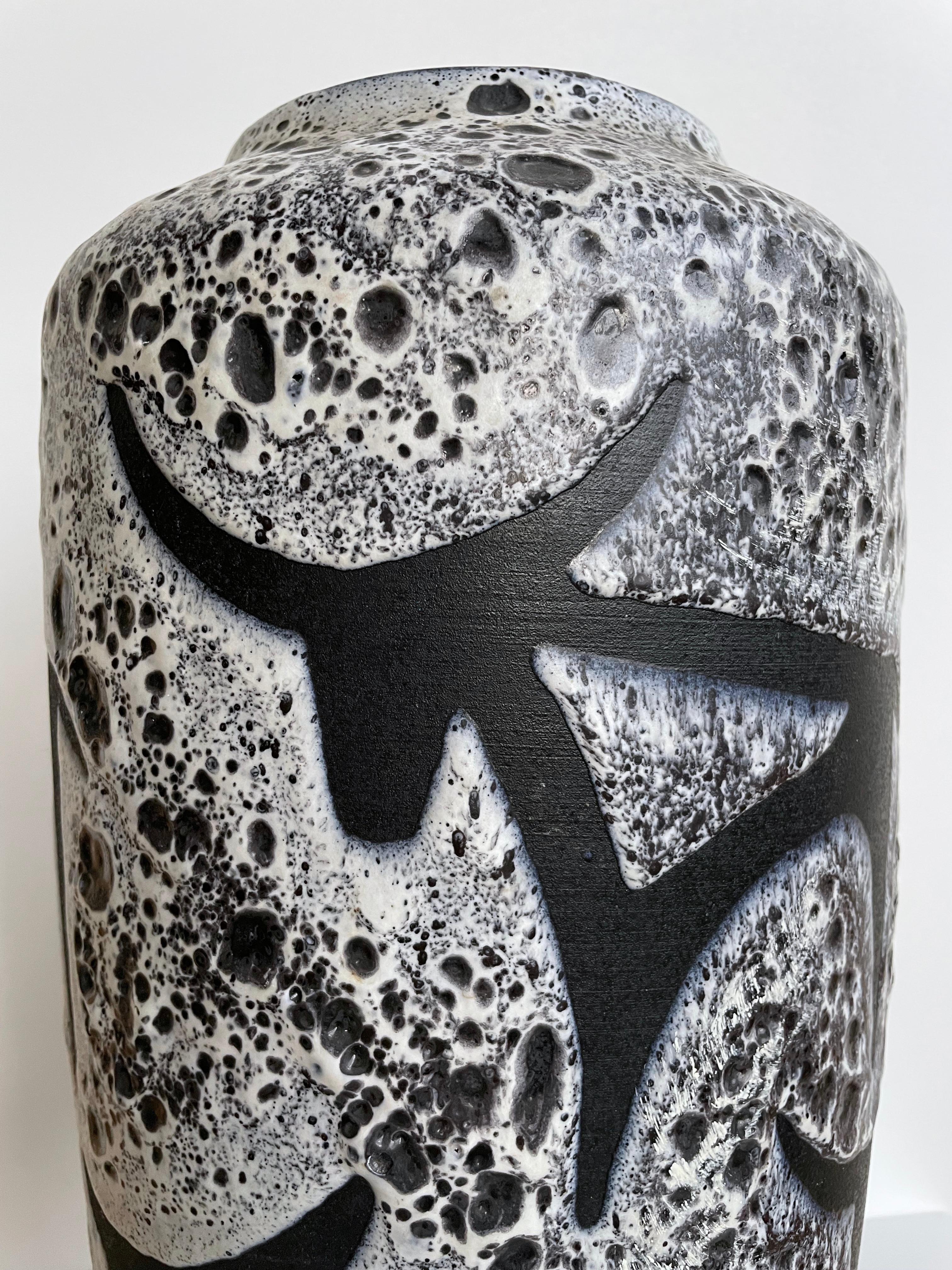 Grand vase décoratif produit par Scheurich Keramik (Allemagne de l'Ouest) au début ou au milieu des années 1970. Whiting présente un motif rare de Texas Longhorn / peinture rupestre primitive avec un glaçage craquelé noir et blanc. Numéroté sur la
