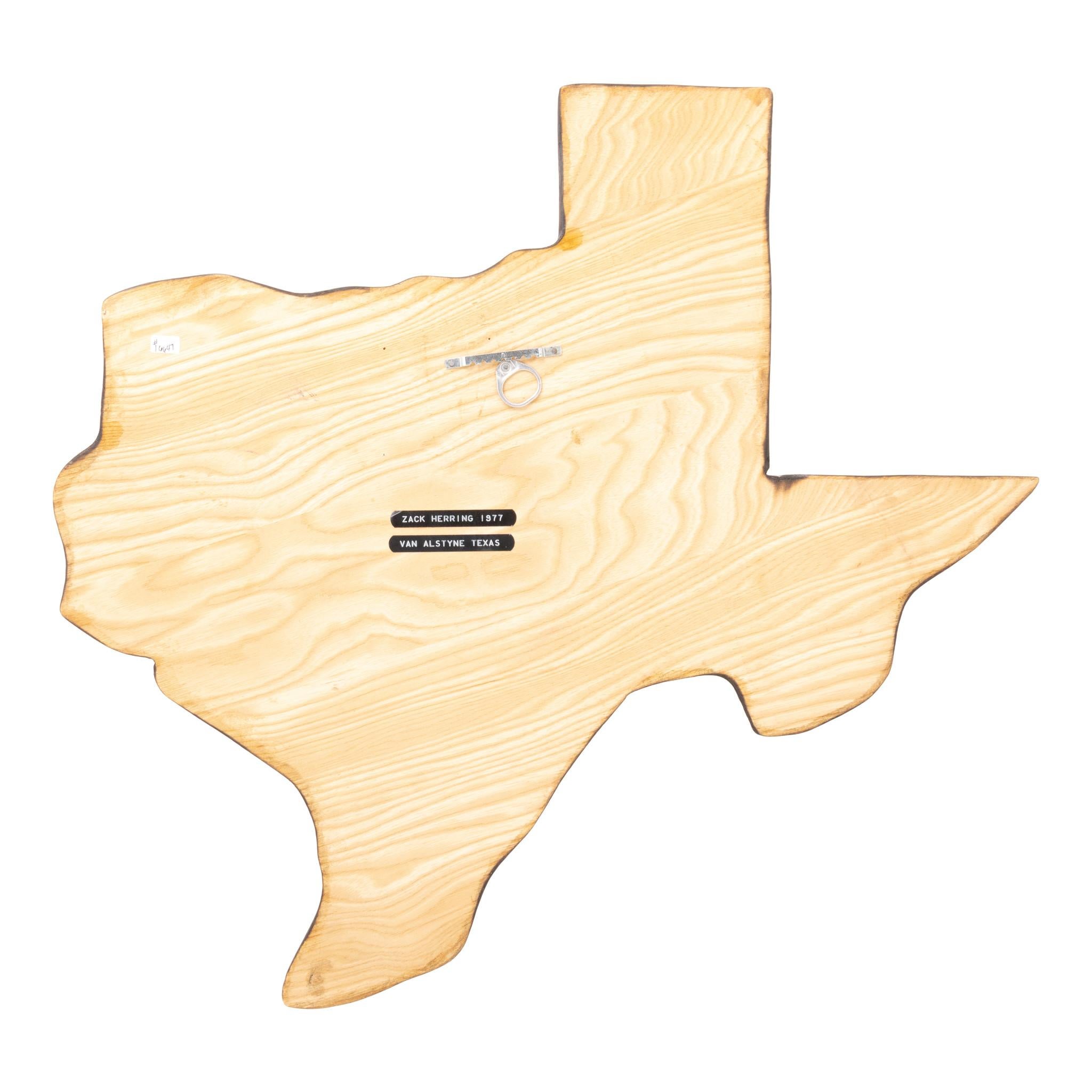 Présentoir de fils barbelés en forme de Texas. Découpe en bois du Texas avec 31 variétés différentes de fil de fer barbelé, chacune étiquetée avec le nom et l'année du brevet. Encadrement extérieur avec bord en bois festonné. Fabriqué par Zach