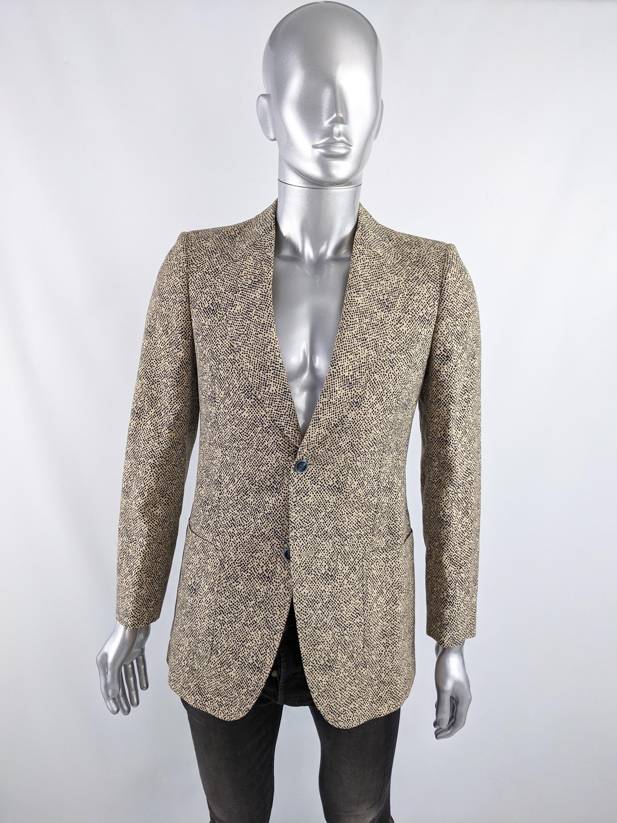 An incredible vintage mens blazer jacket / sport coat from the early 70s by Italian textile company, Texere for Lebole. In a synthetic fabric with an amazing spotty print throughout. It has wide, notched lapels and single breasted buttons.

Size: