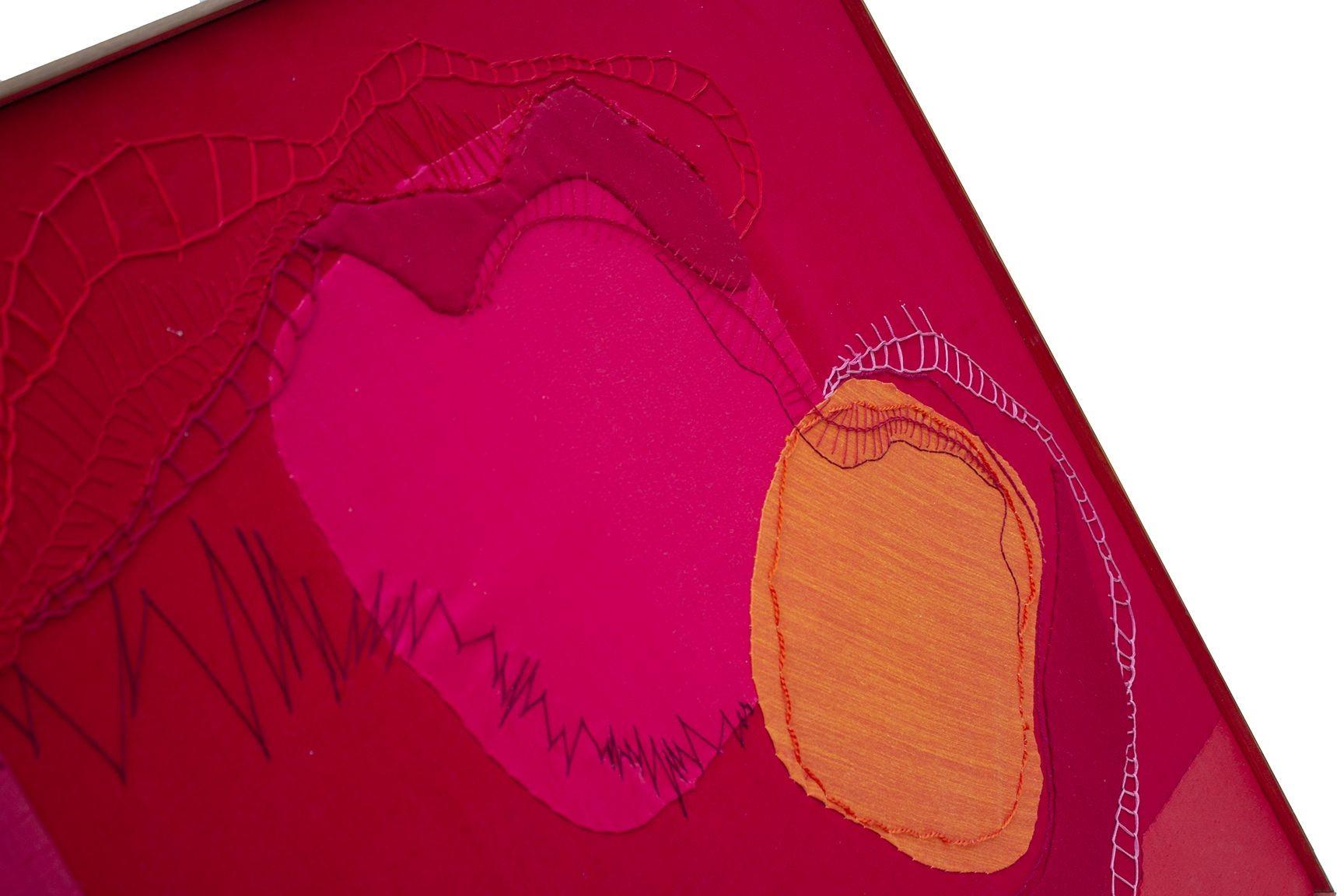 USA, 1970er Jahre
 
Textilkunst in leuchtenden Juwelentönen von Fuchsia, Rot und Mandarine mit verschiedenen Nähten und Materialien von glattem Stoff bis zu reichem Samt. Der Rahmen ist aus Holz und die Innenkanten sind in passendem Rot gefärbt.