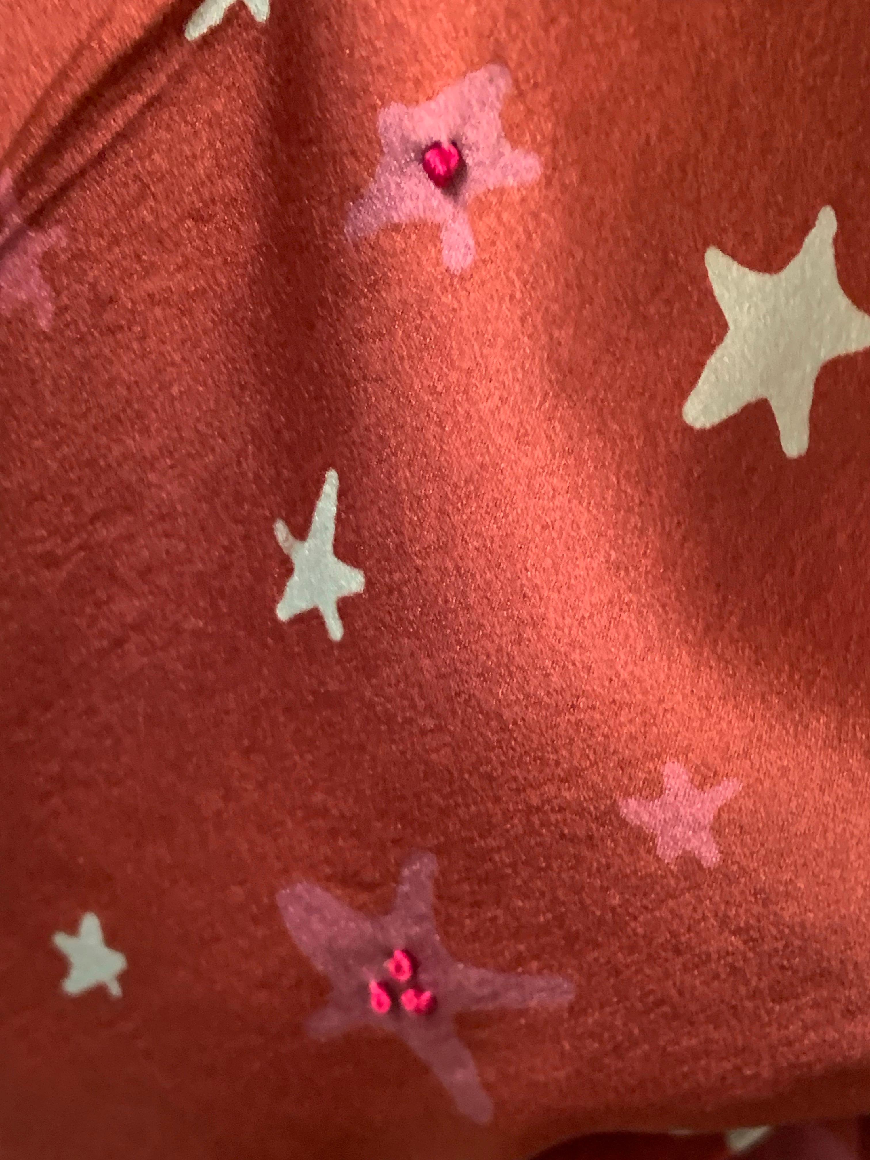 L'artista tessile Barbara Baylson ha ricamato un caftano in seta batik con borchie e stelle. in vendita 8