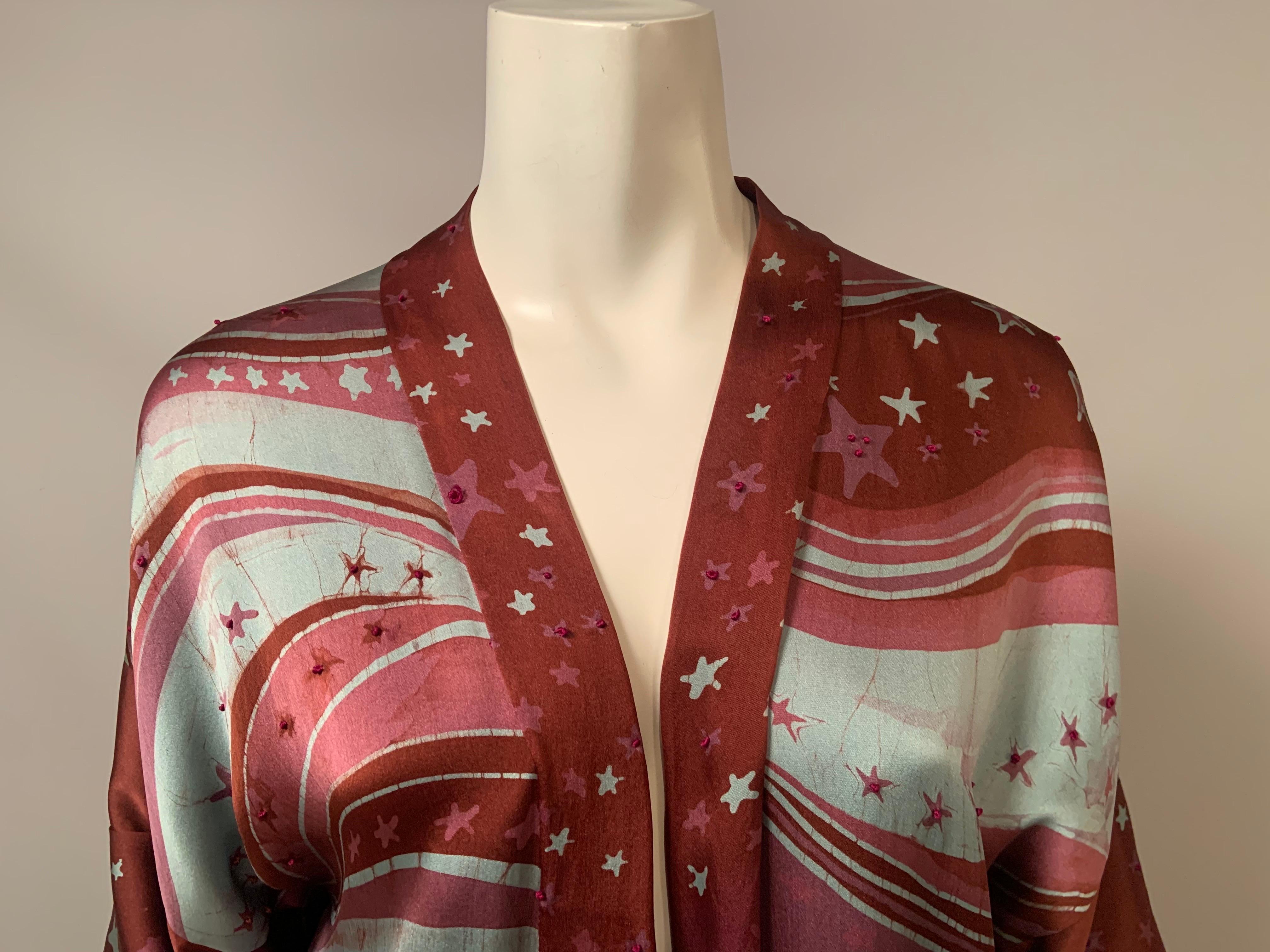 L'artista tessile Barbara Baylson ha disegnato questo caftano o kimono in batik di seta ricamato e tempestato di stelle per la proprietaria della Philadelphia Gallery Helen Drutt.  Il motivo del batik e delle stelle è insolito e sorprendente, così