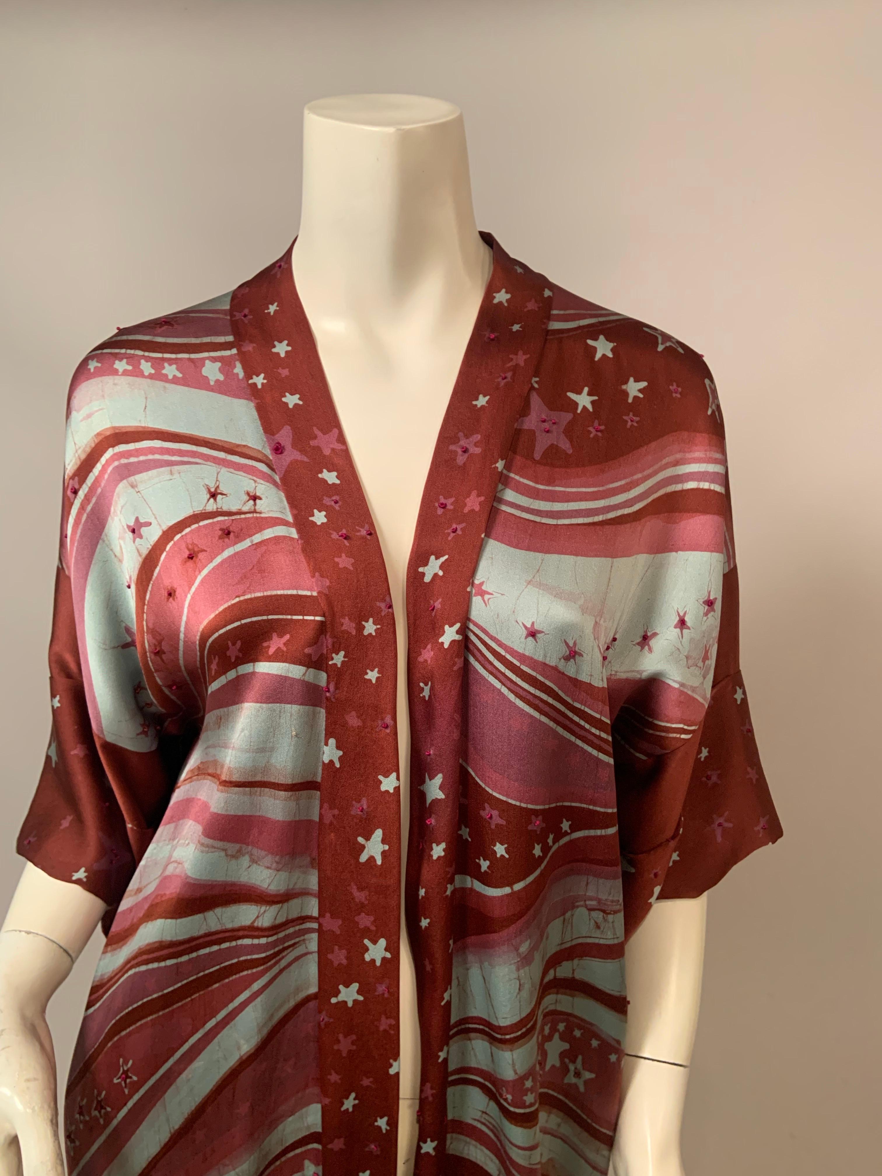 Marrone L'artista tessile Barbara Baylson ha ricamato un caftano in seta batik con borchie e stelle. in vendita