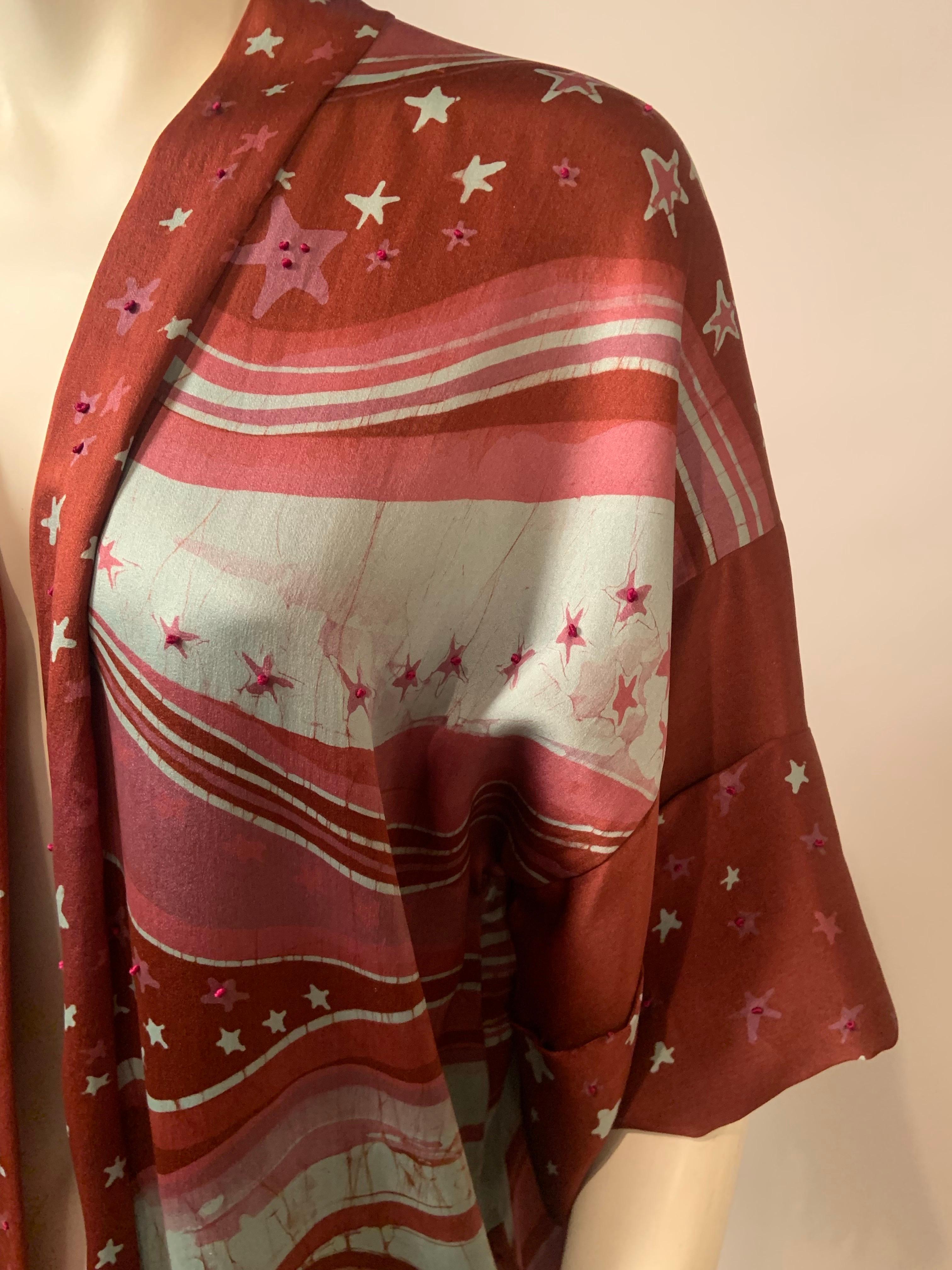 L'artista tessile Barbara Baylson ha ricamato un caftano in seta batik con borchie e stelle. In condizioni ottime in vendita a New Hope, PA