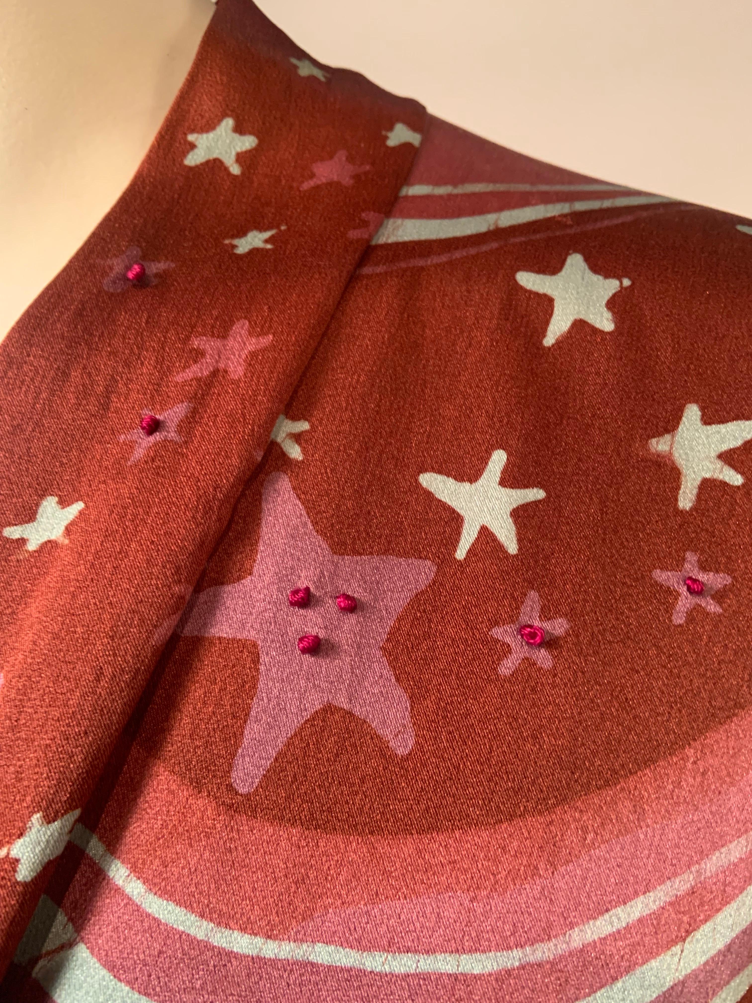 da uomo o donna L'artista tessile Barbara Baylson ha ricamato un caftano in seta batik con borchie e stelle. in vendita