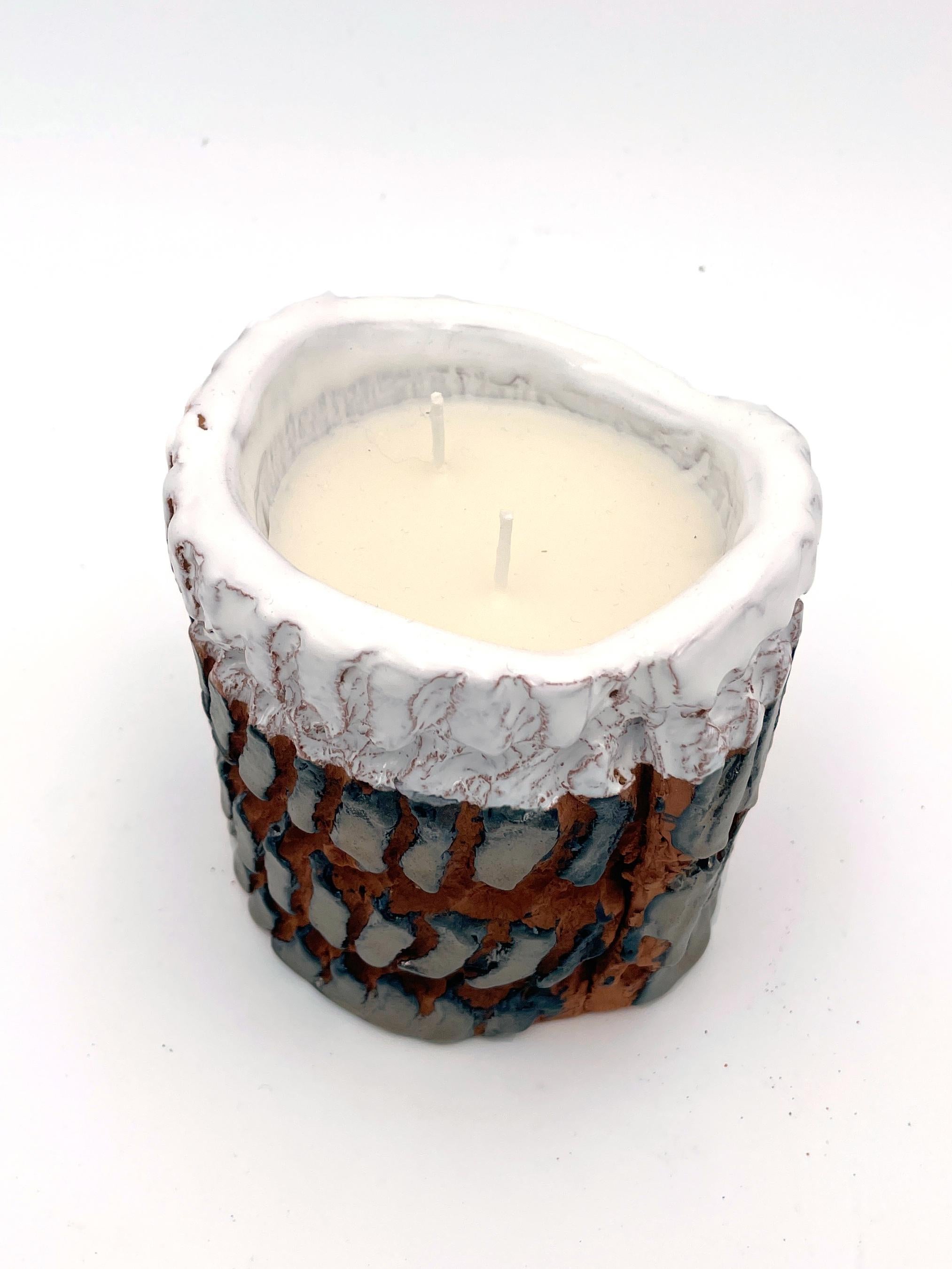 Textile Candle, Soywax Candle in Red Creamic, Platinum and White Glazed In New Condition For Sale In Milano, IT