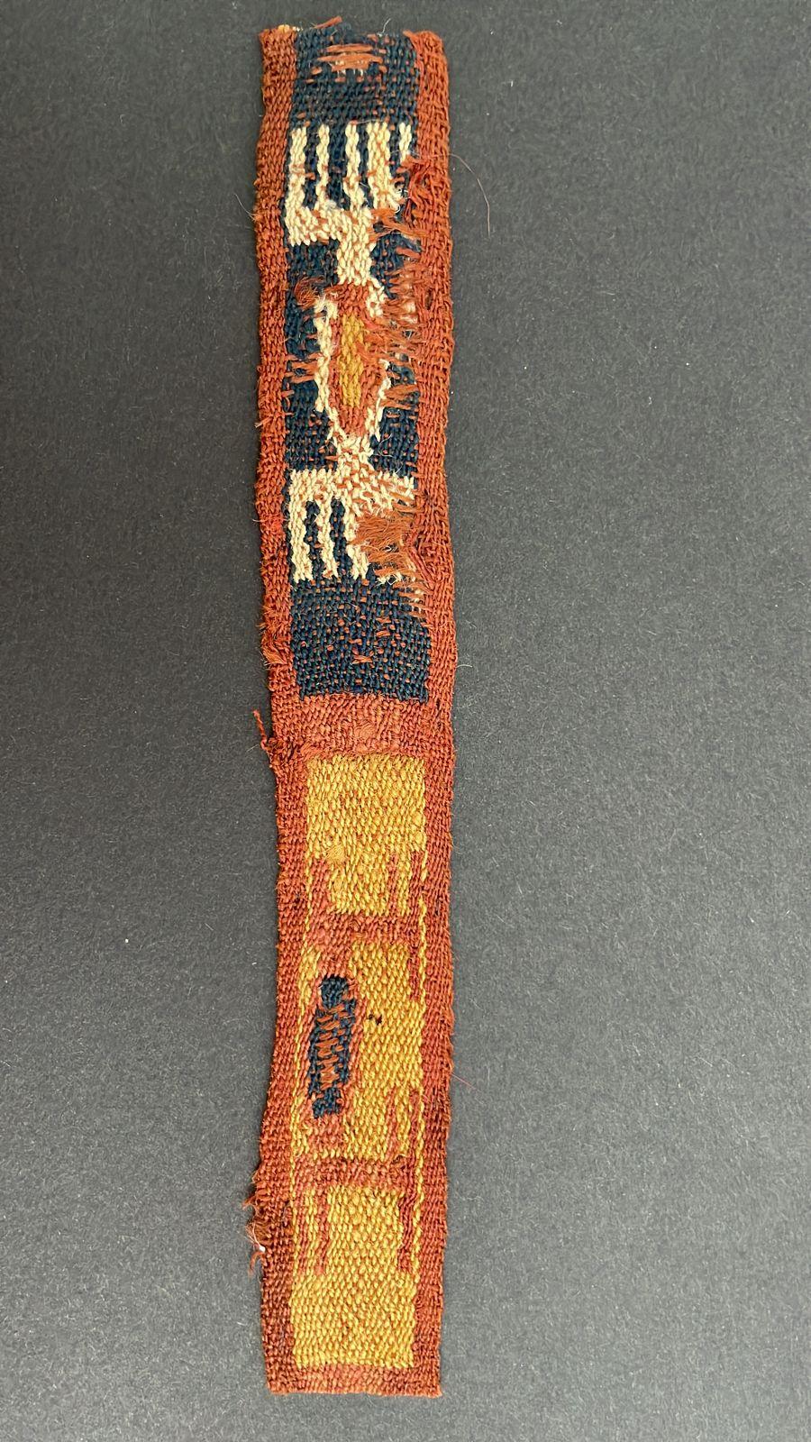 Prä-Columbianisches Textilfragment. Es ist ein Wunder, Antiquitäten wie präkolumbianische Textilien zu sehen, ein authentisches Kunstwerk, das seit Jahrhunderten erhalten ist und von Generation zu Generation weitergegeben wird. Textilien sind