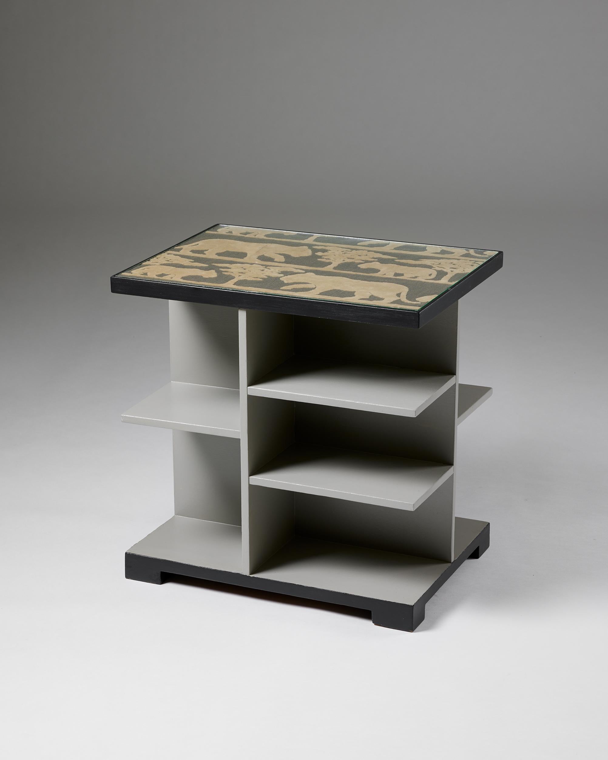 Side table, anonymous,
1940s.

Lacquered wood, textile, and glass.

H: 56 cm
W: 56 cm
D: 41.5 cm 