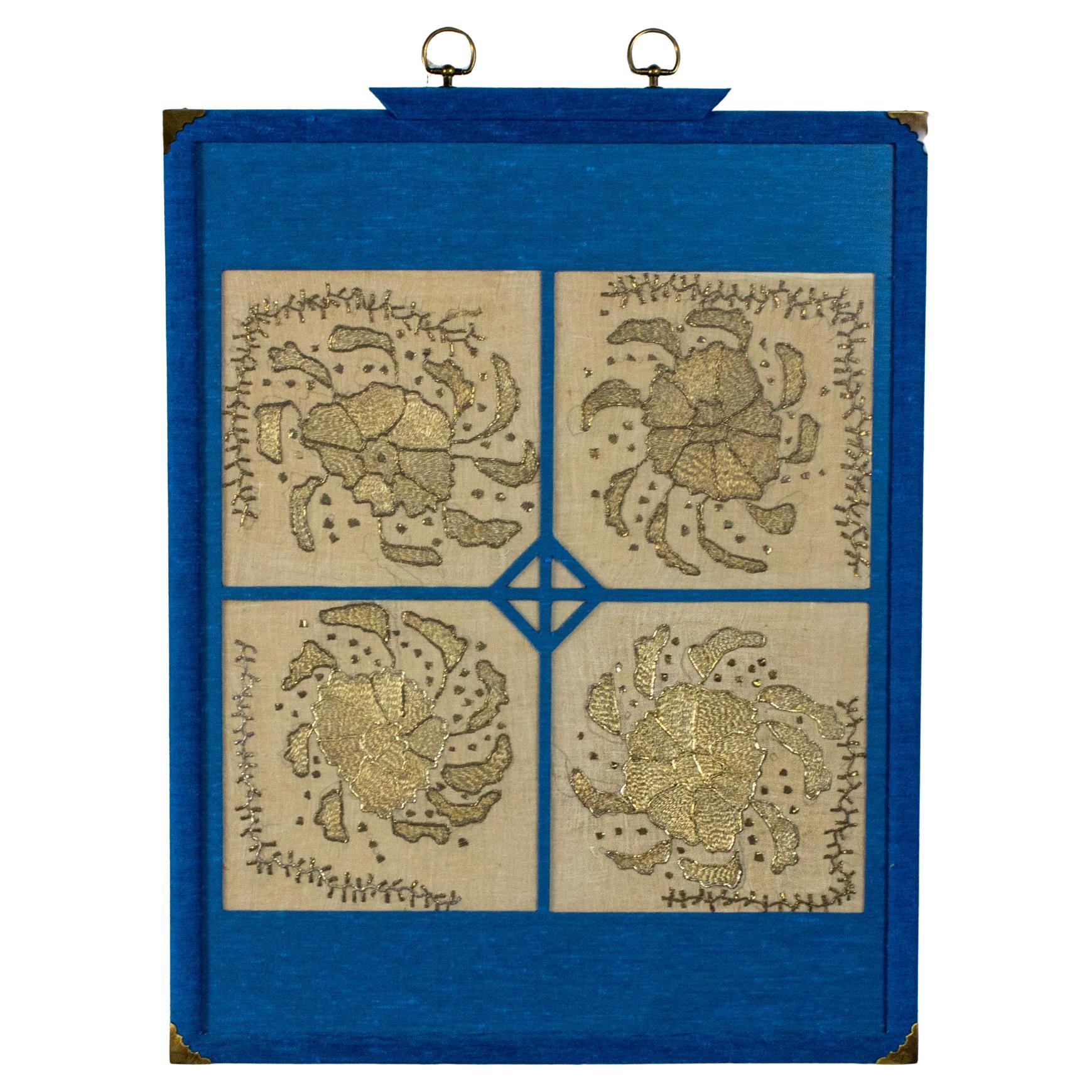 Textile Wandkunst Metallic Gold besticktes Panel auf Leinen Blau Seidenrahmen im Angebot