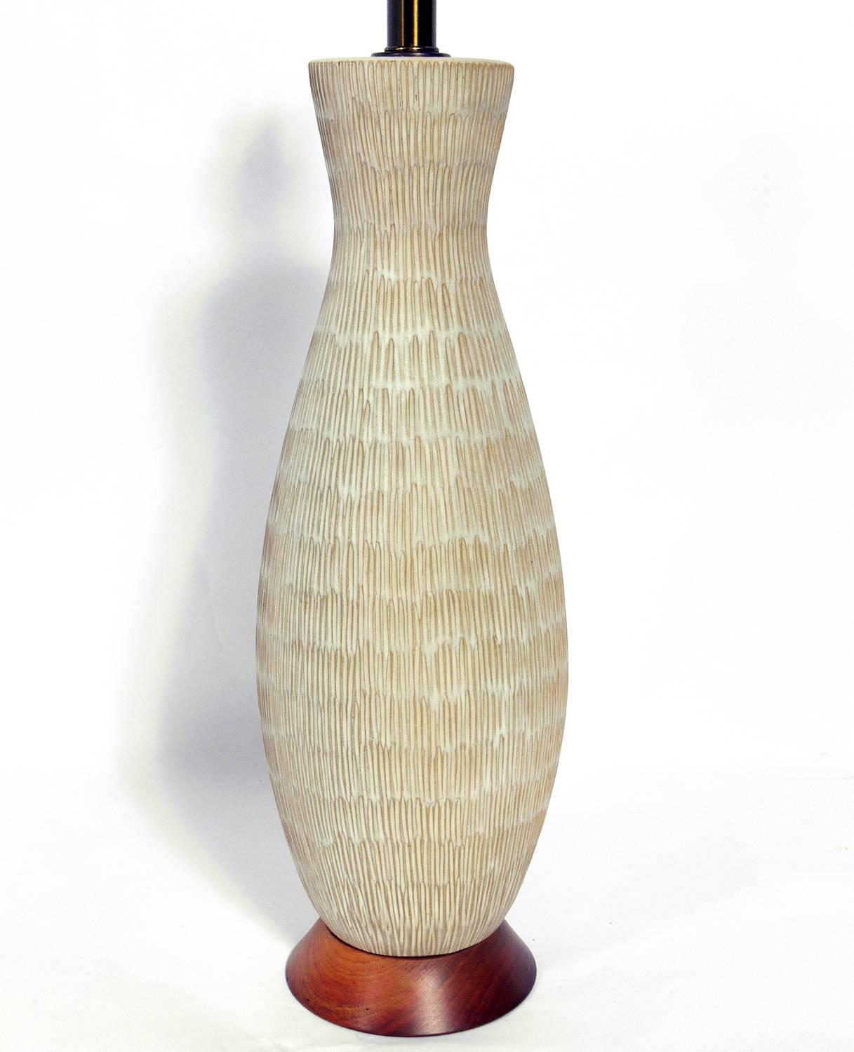Lampe texturée en céramique aux tons terreux, par Lee Rosen pour Design Technics, américaine, vers les années 1960. Recâblé et prêt à être utilisé. Le prix indiqué ci-dessous comprend la teinte.