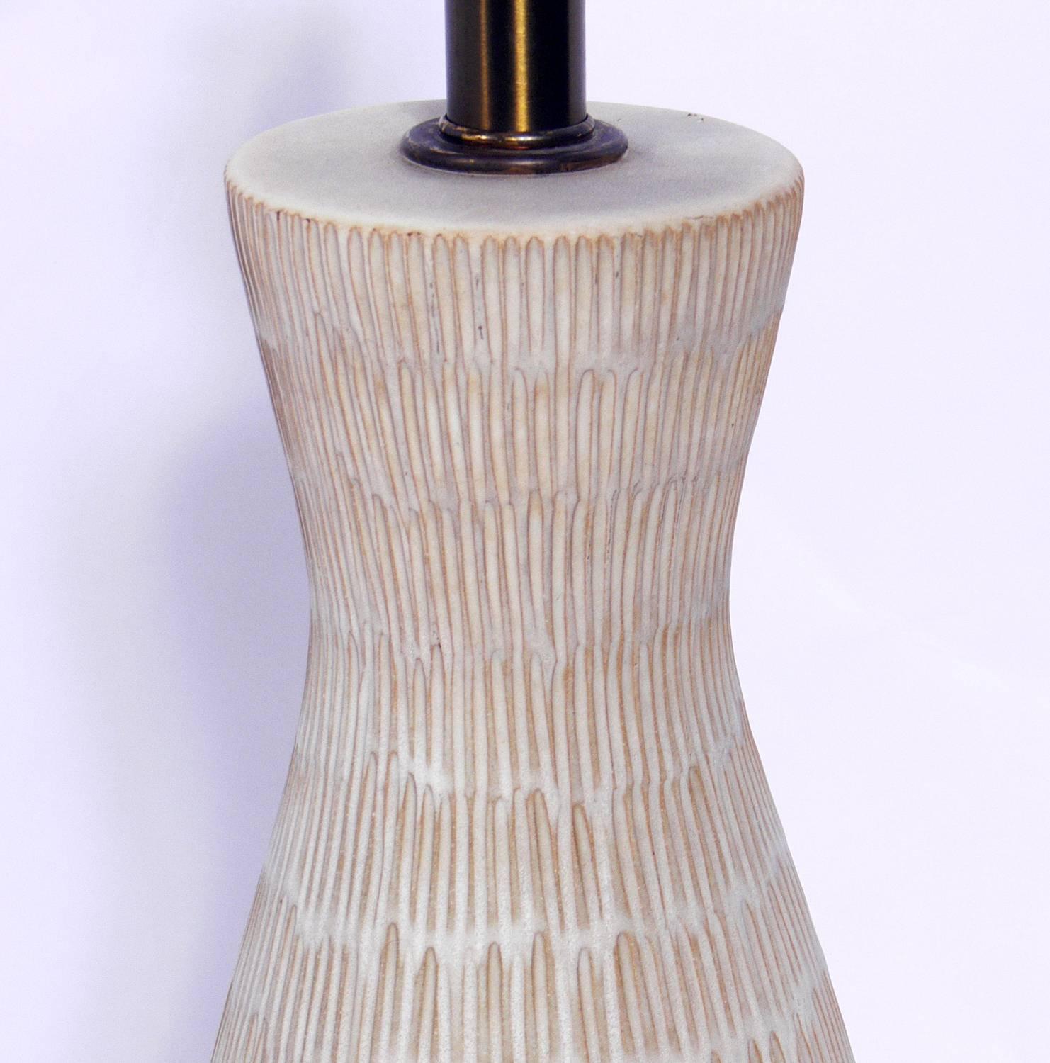 Texturierte Keramiklampe in Erdtönen von Design Technics (amerikanisch) im Angebot