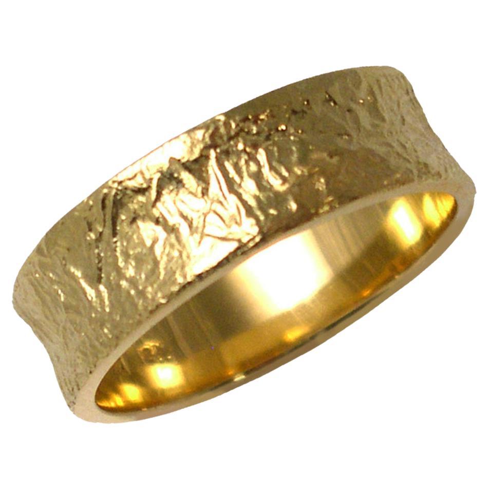 Konkaver Bandring aus strukturiertem 14 Karat Gelbgold von K.MITA - Small