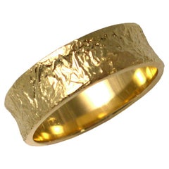 Bague à anneau concave en or jaune 14 carats texturé de K.MITA - Petit