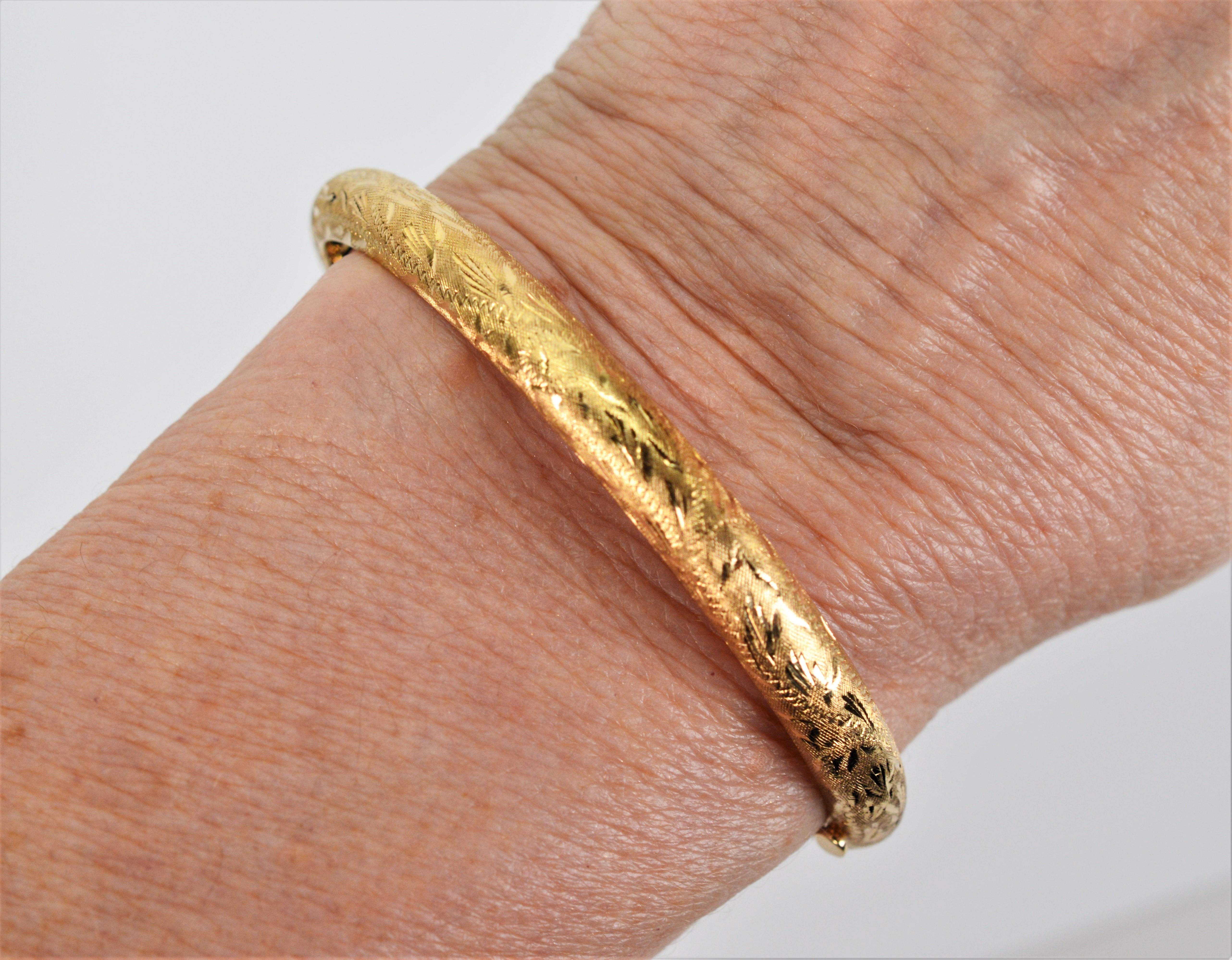 Textured 14 Karat Yellow Gold Hinged Bangle Bracelet In Excellent Condition In Mount Kisco, NY