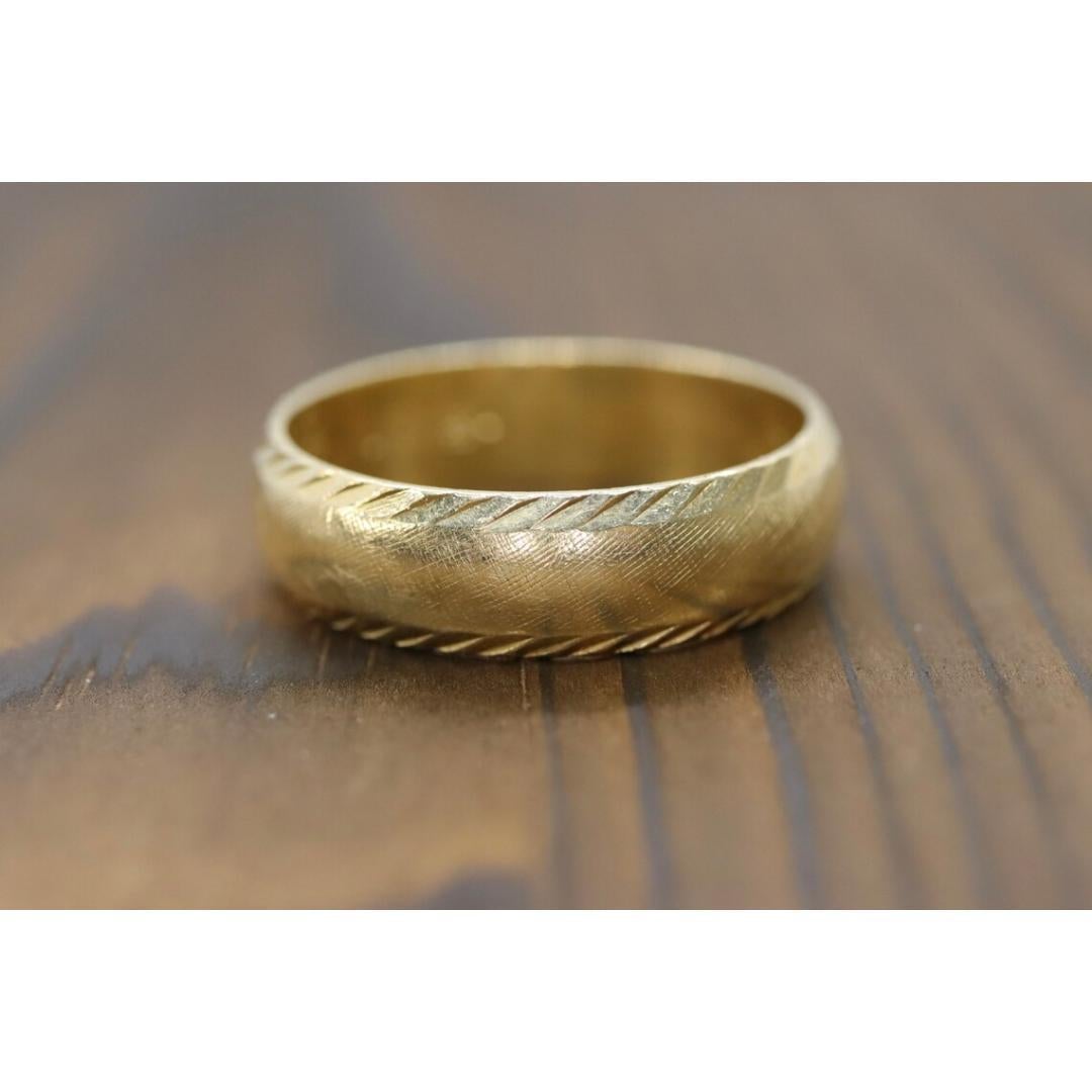 Vintage from the 1970s
Size: 10.5 US
Materials: Gold, Rose gold
Band Color: Yellow

Style: Mid-century

Rare 14k textured Wide wedding band. Size 10.5 so would work best for men but can be unisex.

Condition: Engraved inside CON AMORE TERRY 4-30-77.