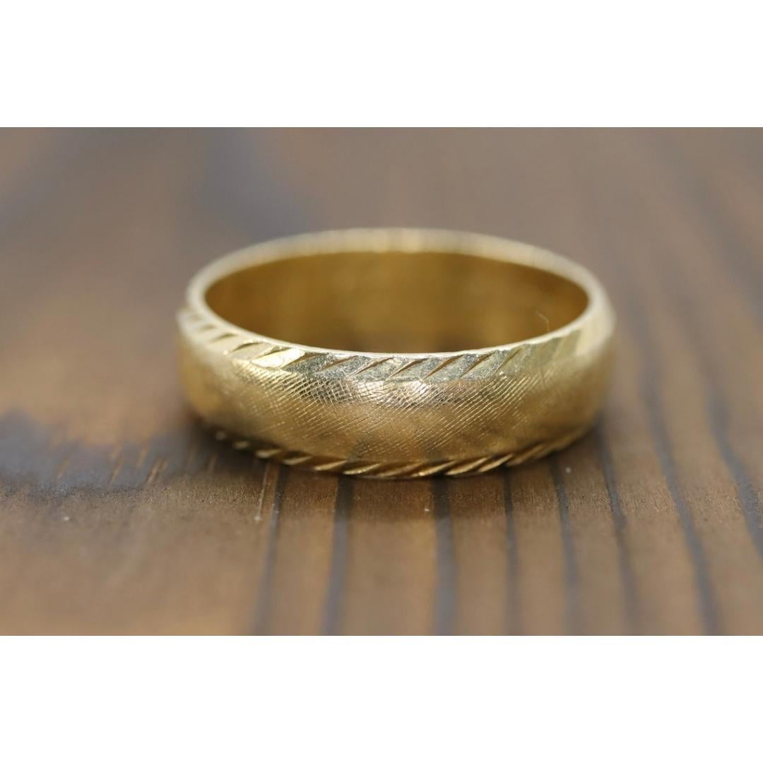 Textured 14k Gold Wedding Band. Matte 14k Yellow Gold for Men or Women Sz 10.5 In Good Condition For Sale In Port Charlotte, FL