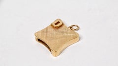 Pendentif carré en or 14k texturé avec « D » initial
