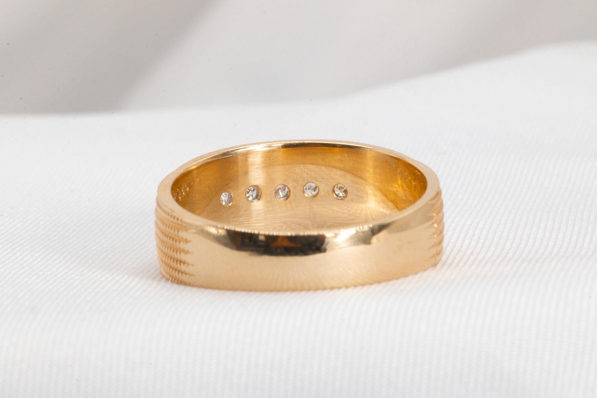 Round Cut Textured 14K Yellow Gold 0.05CT Diamond Band For Sale