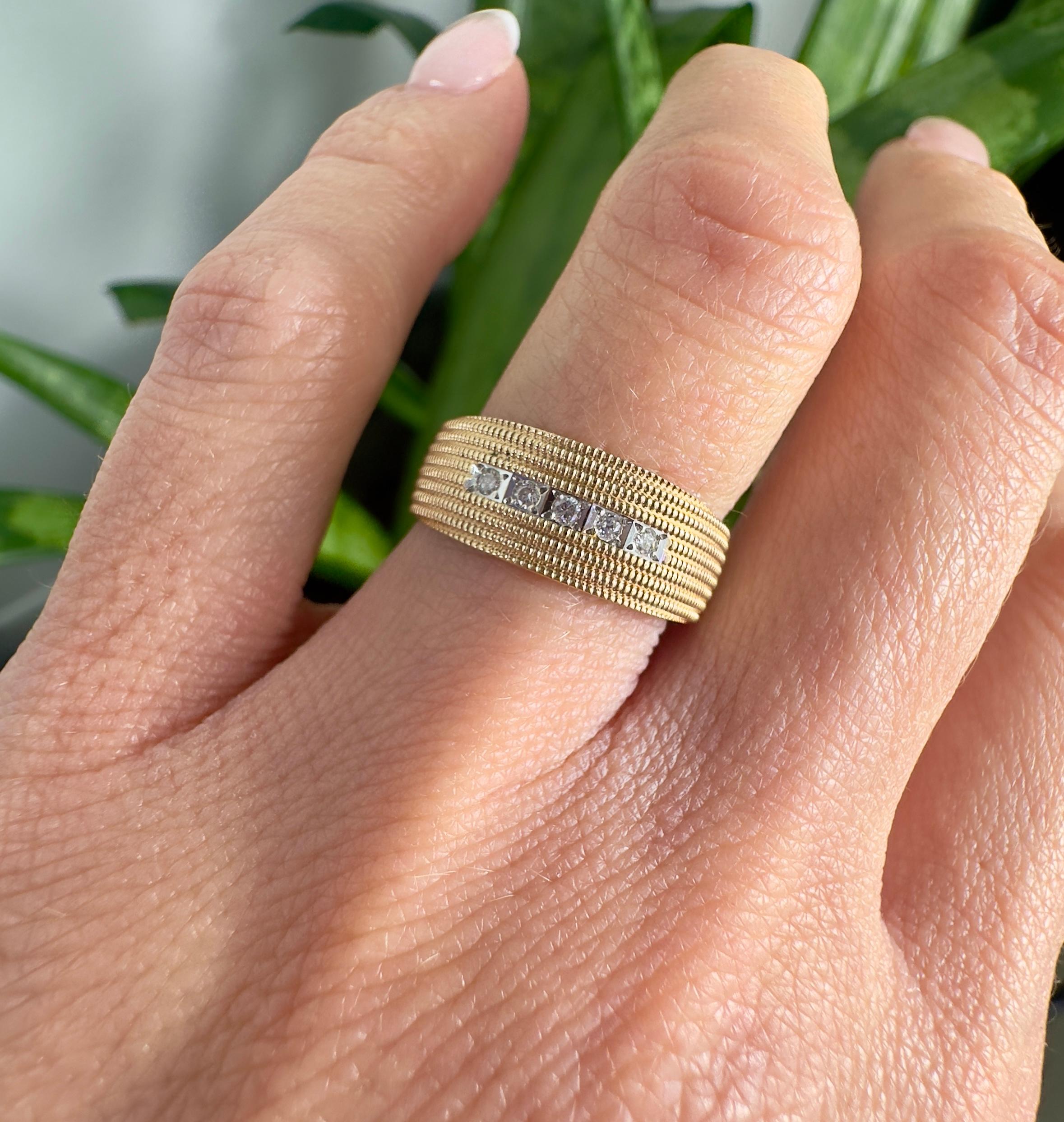 Textured 14K Yellow Gold 0.05CT Diamond Band In Good Condition For Sale In Houston, TX