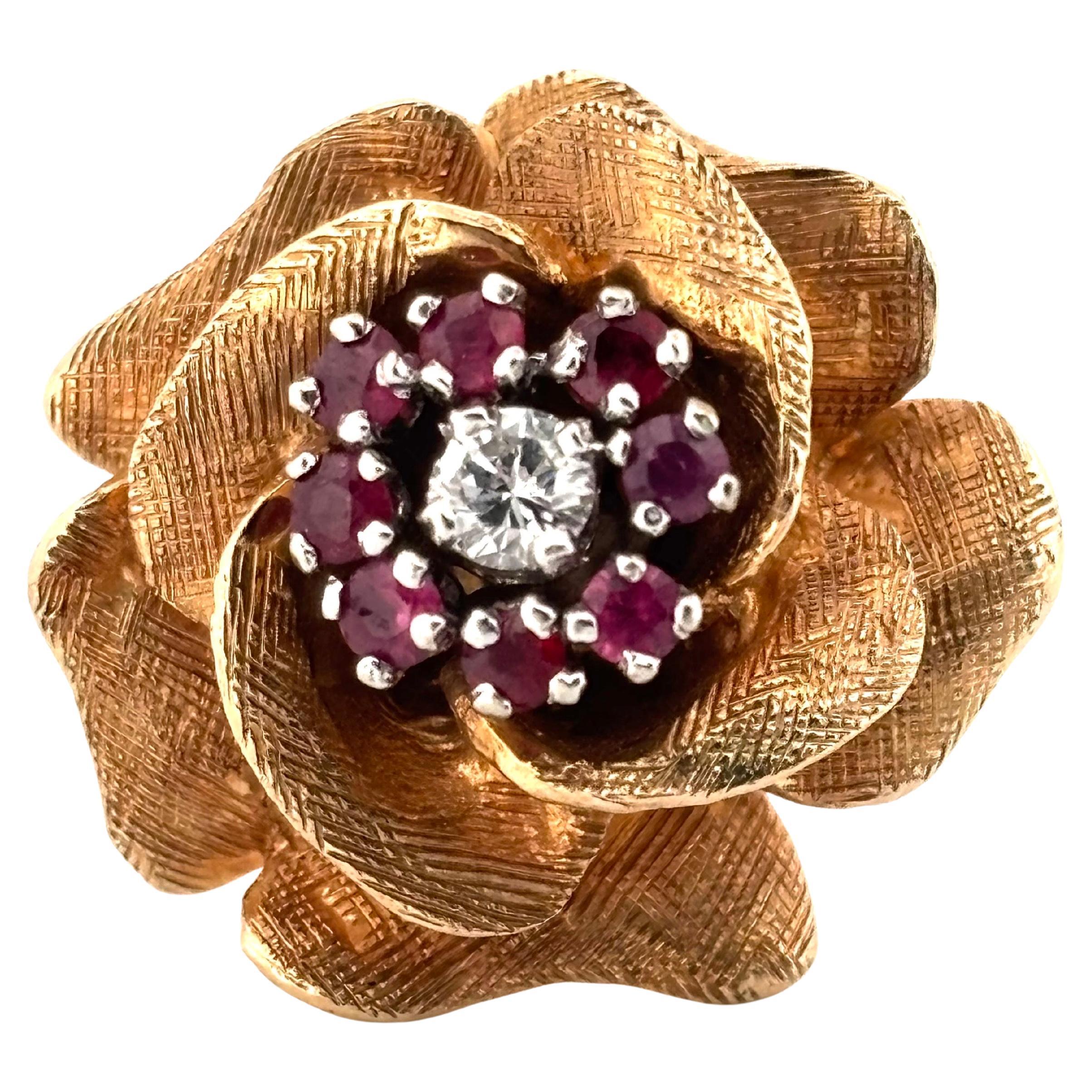 Bague en or jaune 14K texturé Vintage 0.30ctw Diamond 
Ruby Flower Rose Ring