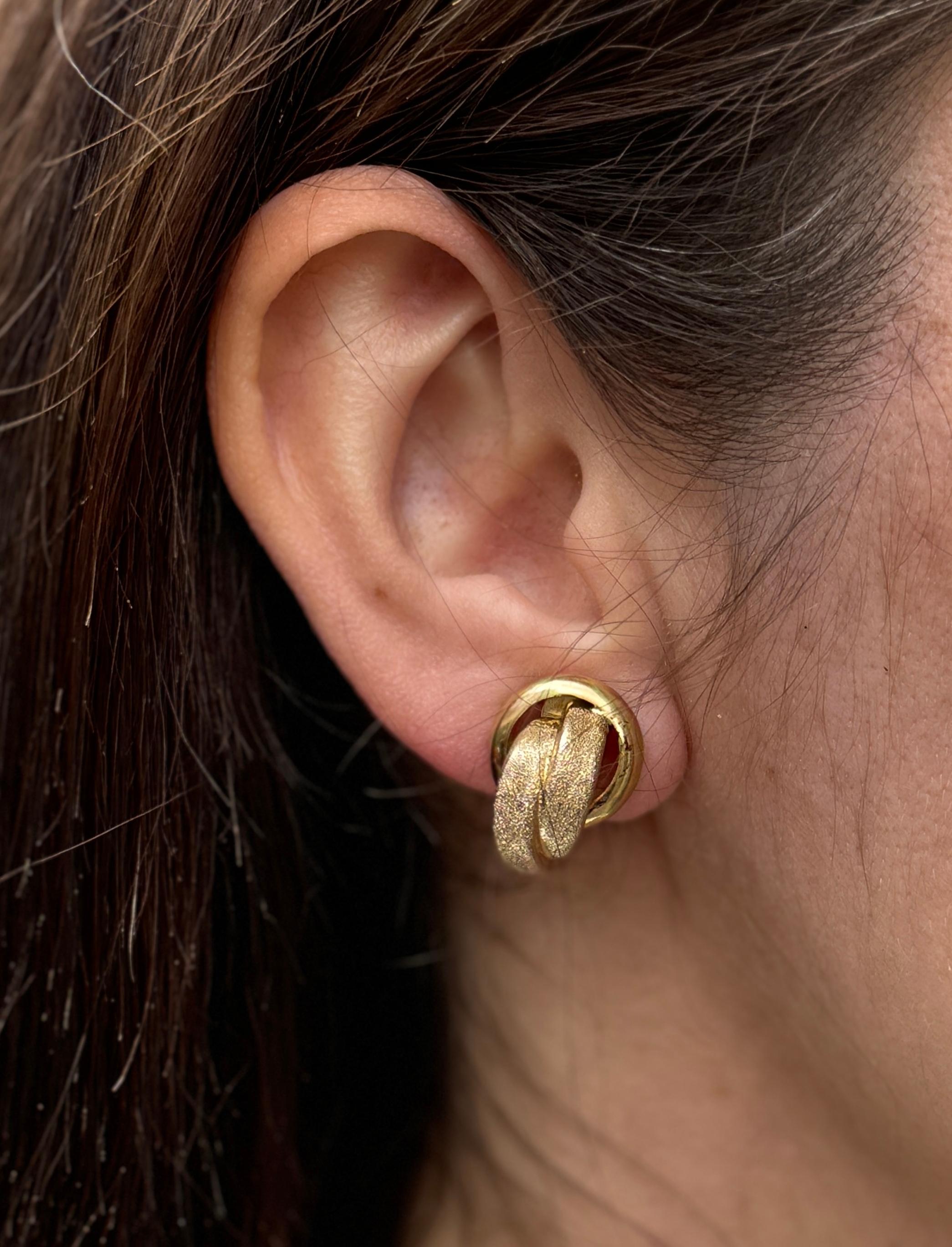 Textured 18 Carat Yellow Gold Open Work Abstract Knot Lever-Back Earrings In Good Condition For Sale In London, GB