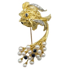 Broche de pez globo de oro de 18 quilates texturado con zafiro azul, diamante y perla