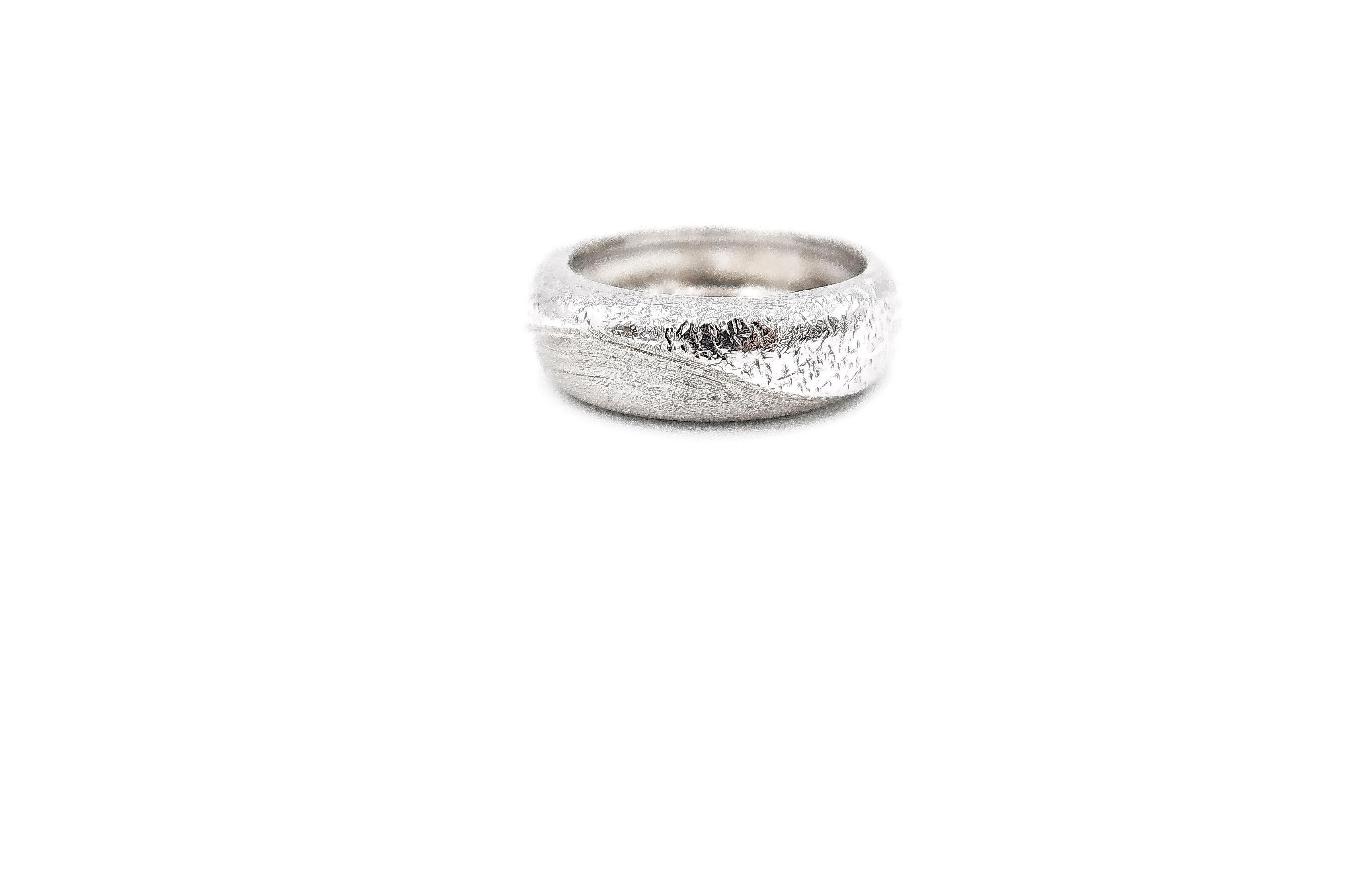 Textured 18 Karat White Gold Band Ring 

Ring size: 54 1/2, US 7
Gold: 18K 9.937g
