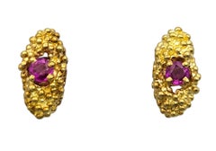 Clous d'oreilles en or jaune 18 carats texturé avec rubis naturel rond