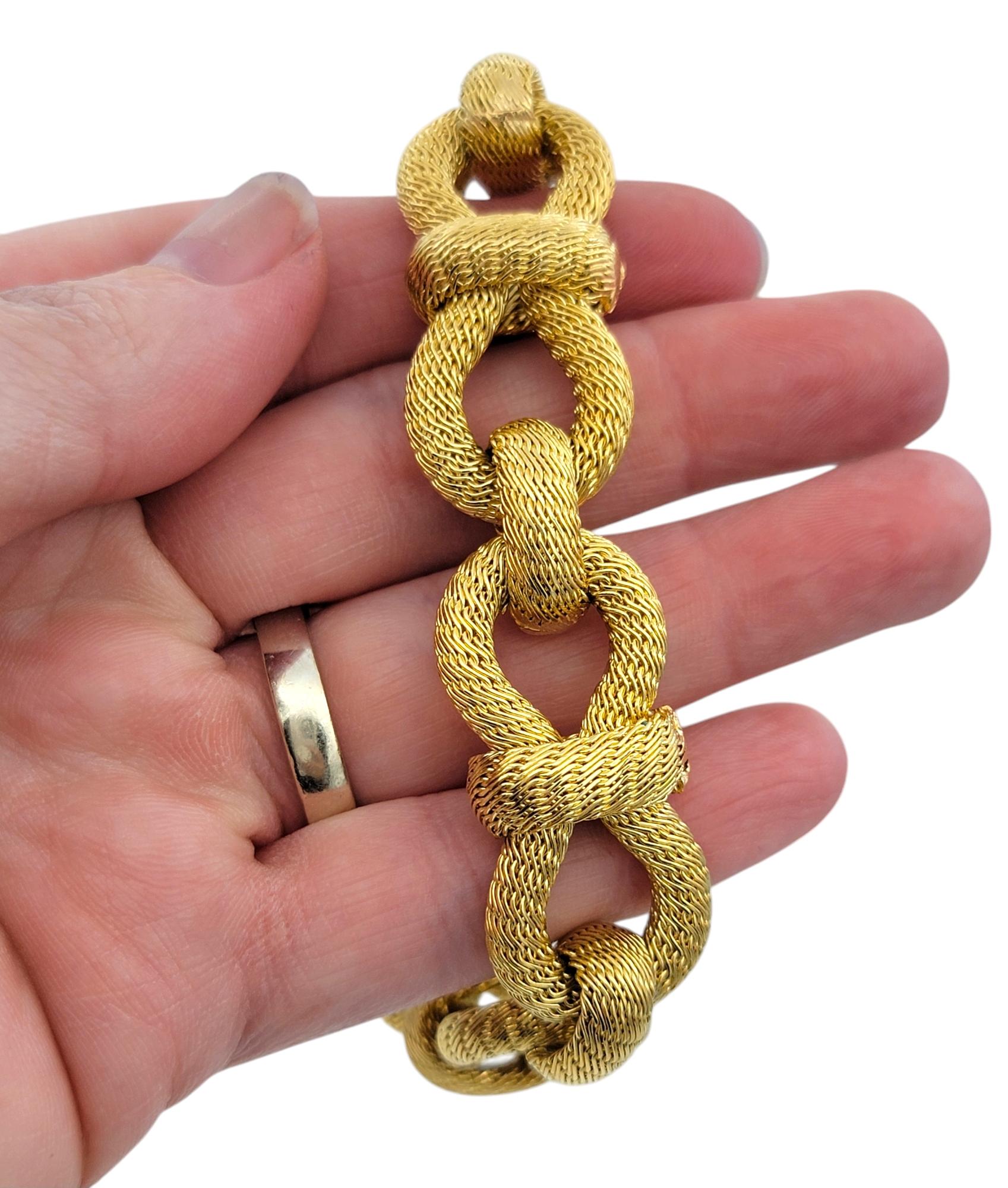 Bracelet à maillons larges tissés en or jaune 18 carats texturé en vente 5
