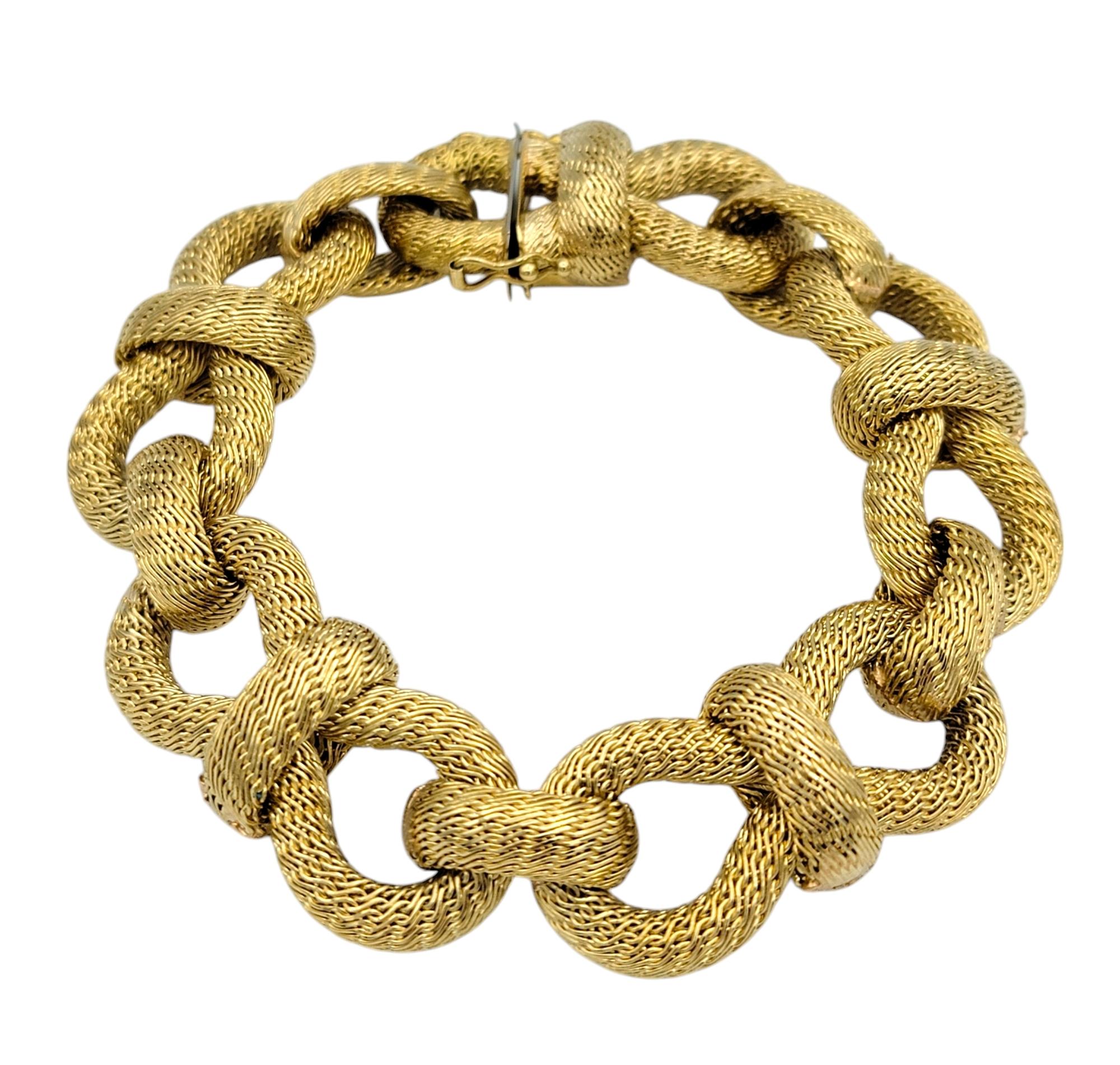 Élevez votre collection avec ce luxueux bracelet en or jaune 18 carats, dont chaque détail a été minutieusement travaillé pour un mélange harmonieux de texture et d'élégance. Chaque maillon massif présente un motif magnifiquement tissé, créant un