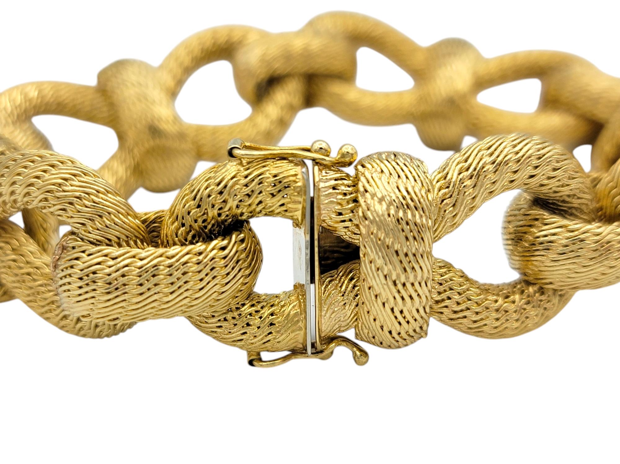 Bracelet à maillons larges tissés en or jaune 18 carats texturé en vente 2