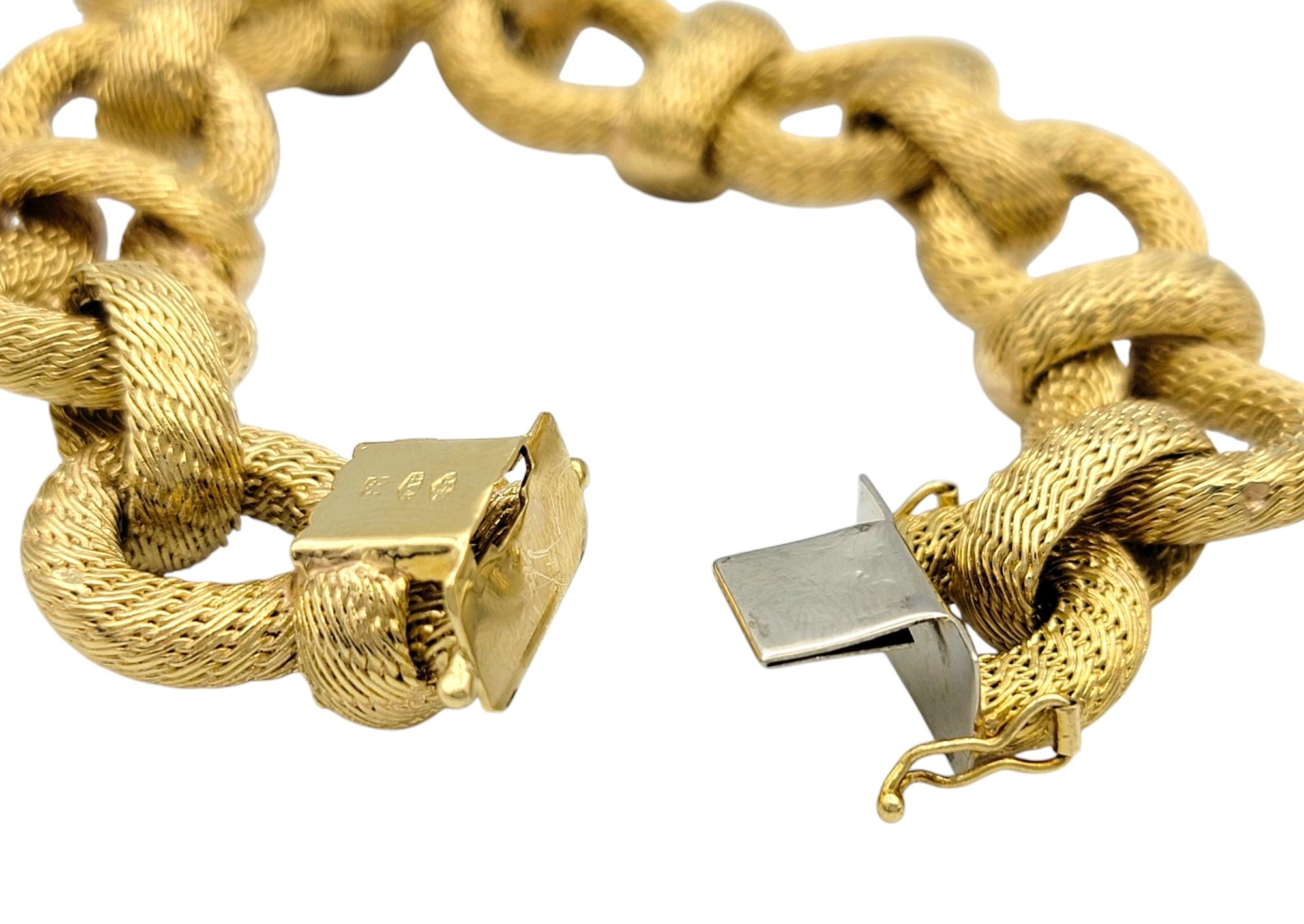 Bracelet à maillons larges tissés en or jaune 18 carats texturé en vente 3
