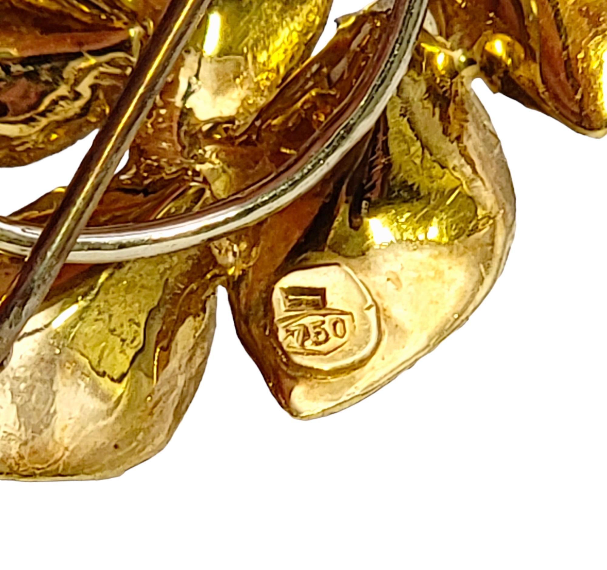 Broche 3D texturée en or jaune 18 carats à motif de couronnes en vente 4