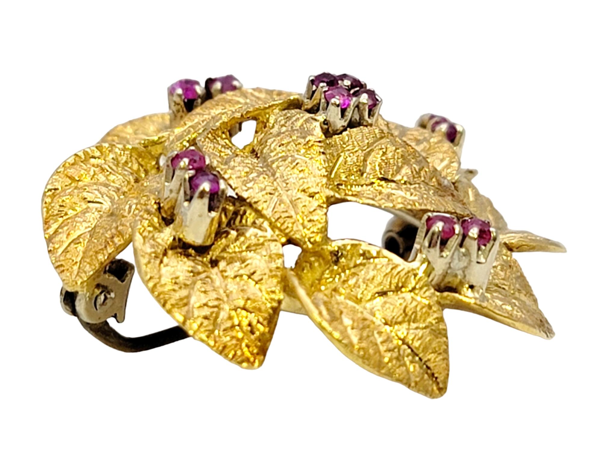 Taille ronde Broche 3D texturée en or jaune 18 carats à motif de couronnes en vente