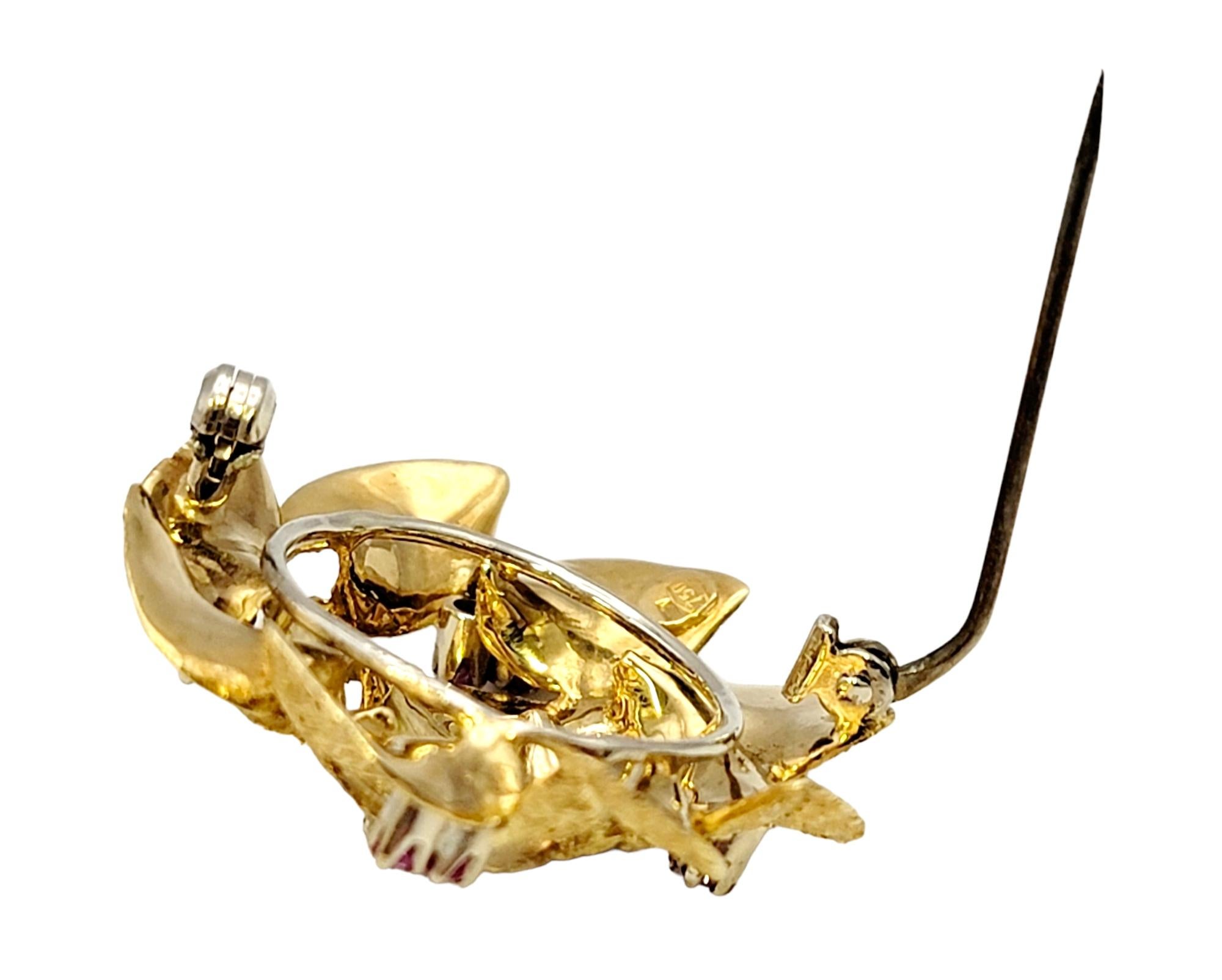 Broche 3D texturée en or jaune 18 carats à motif de couronnes en vente 1