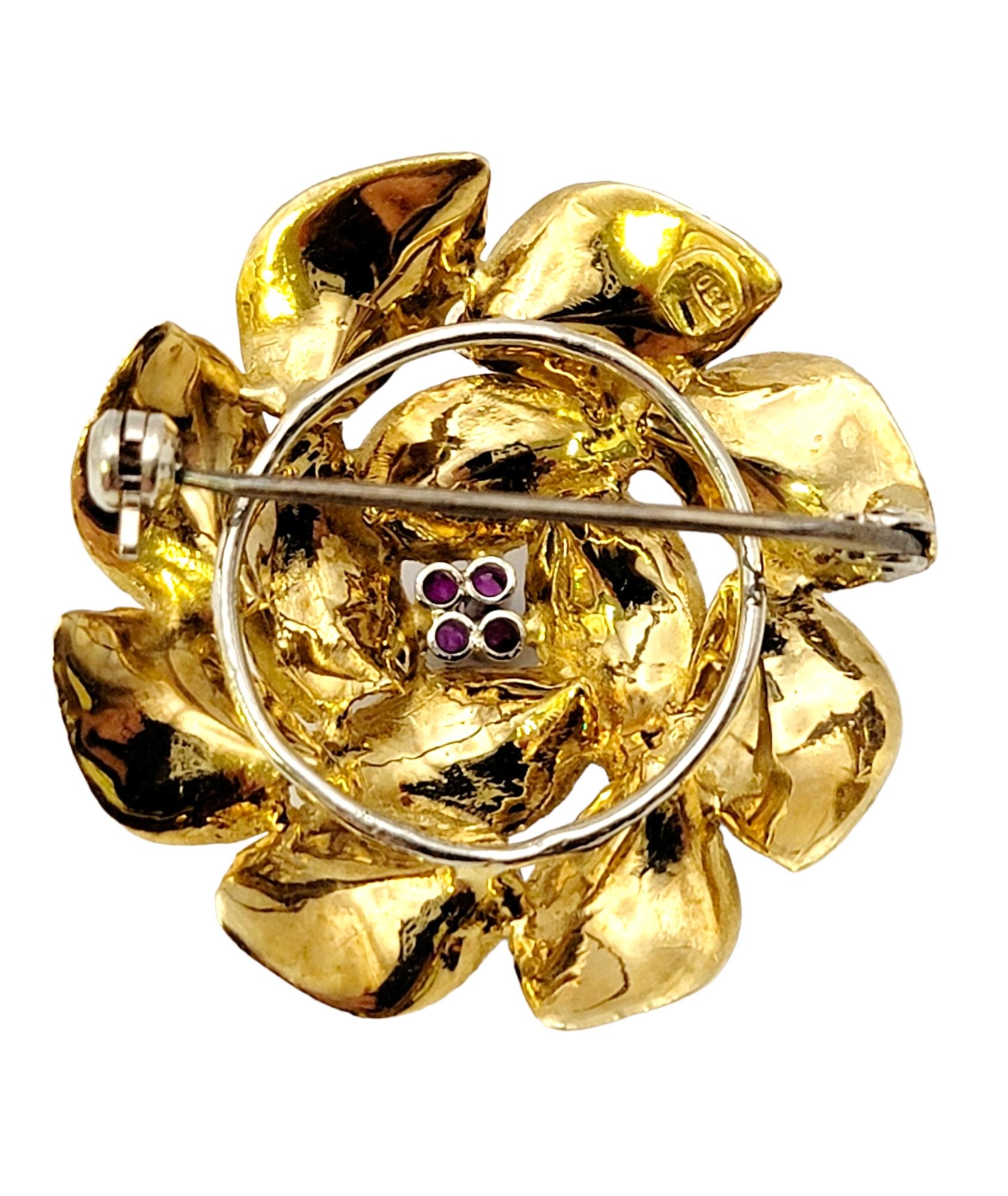 Broche 3D texturée en or jaune 18 carats à motif de couronnes en vente 3