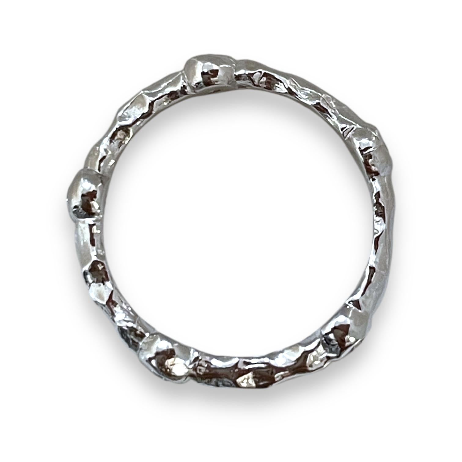 Cet exquis bracelet en or 18 carats présente un design texturé inspiré de la nature, magnifiquement complété par des diamants étincelants. Avec ses détails organiques, semblables à ceux du bambou, cette bague dégage une élégance et une