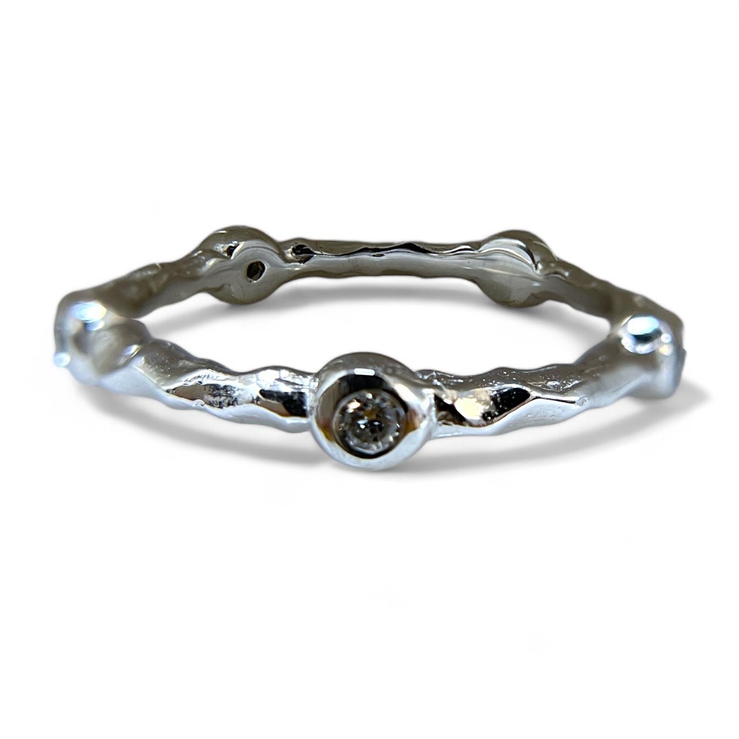 Moderne Bague en or 18 carats texturée avec diamants éblouissants 0,15 TCW en vente