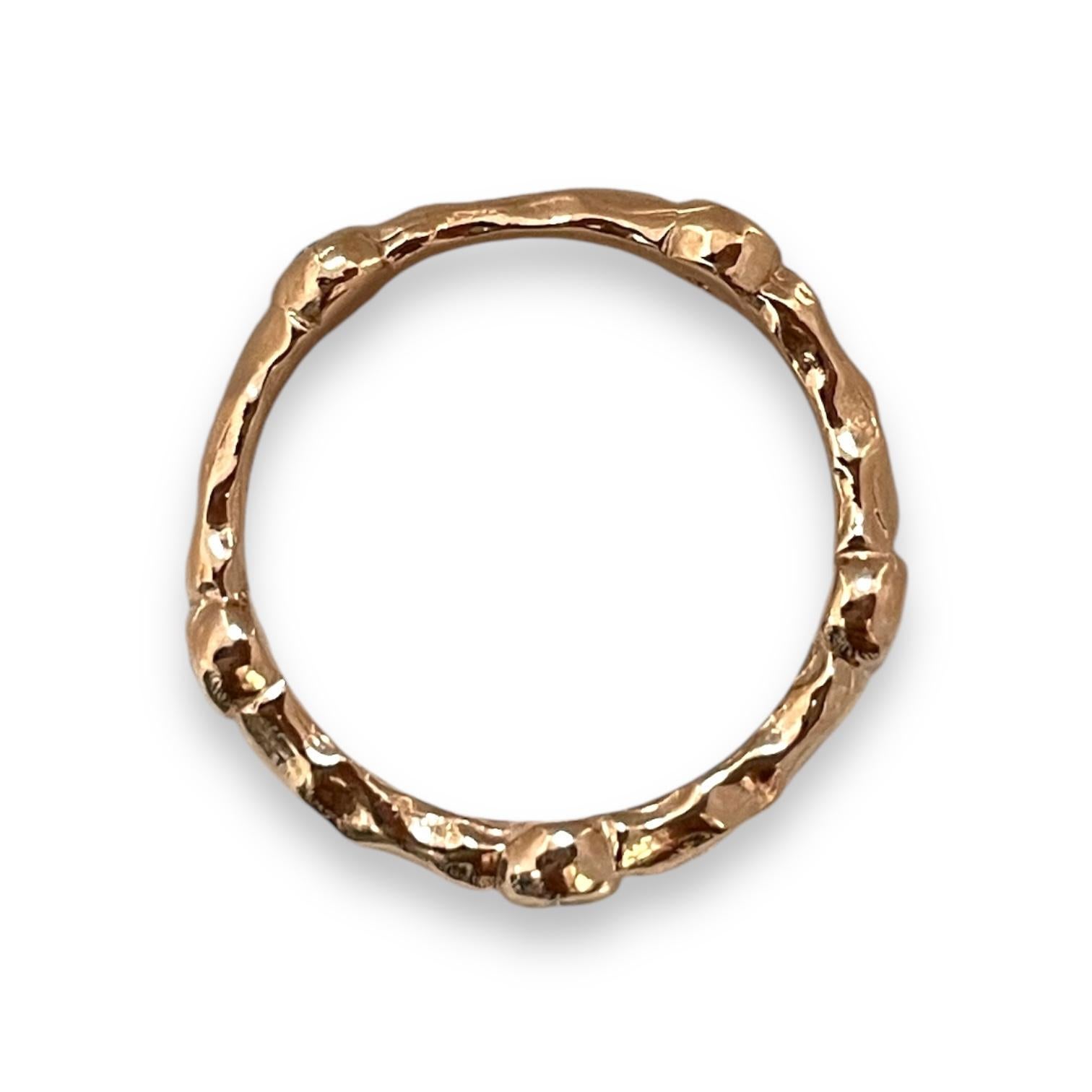 Anillo de oro de 18 quilates texturado con diamantes deslumbrantes de 0,15 TCW Corte redondo en venta