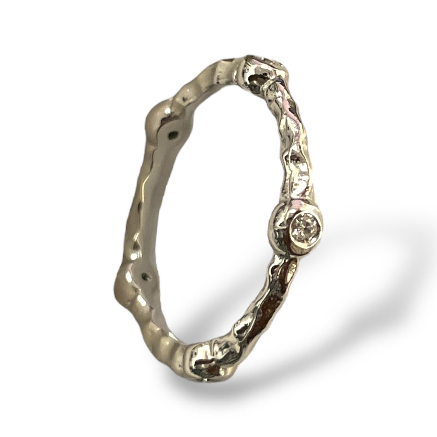 Taille ronde Bague en or 18 carats texturée avec diamants éblouissants 0,15 TCW en vente
