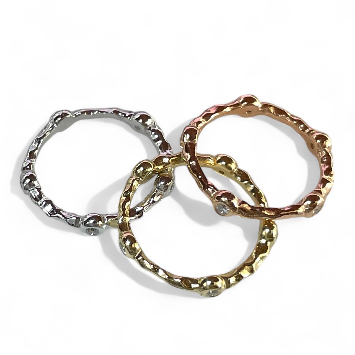 Textured 18K Gold Ring with 0.15 TCW dazzling diamonds In Excellent Condition For Sale In New York, NY
