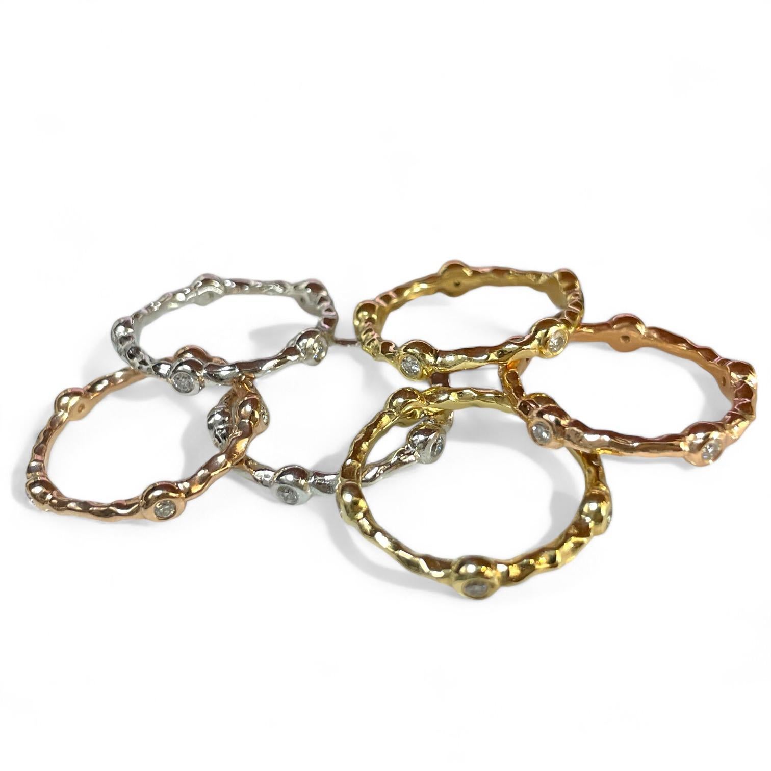 Women's or Men's Textured 18K Gold Ring with 0.15 TCW dazzling diamonds For Sale