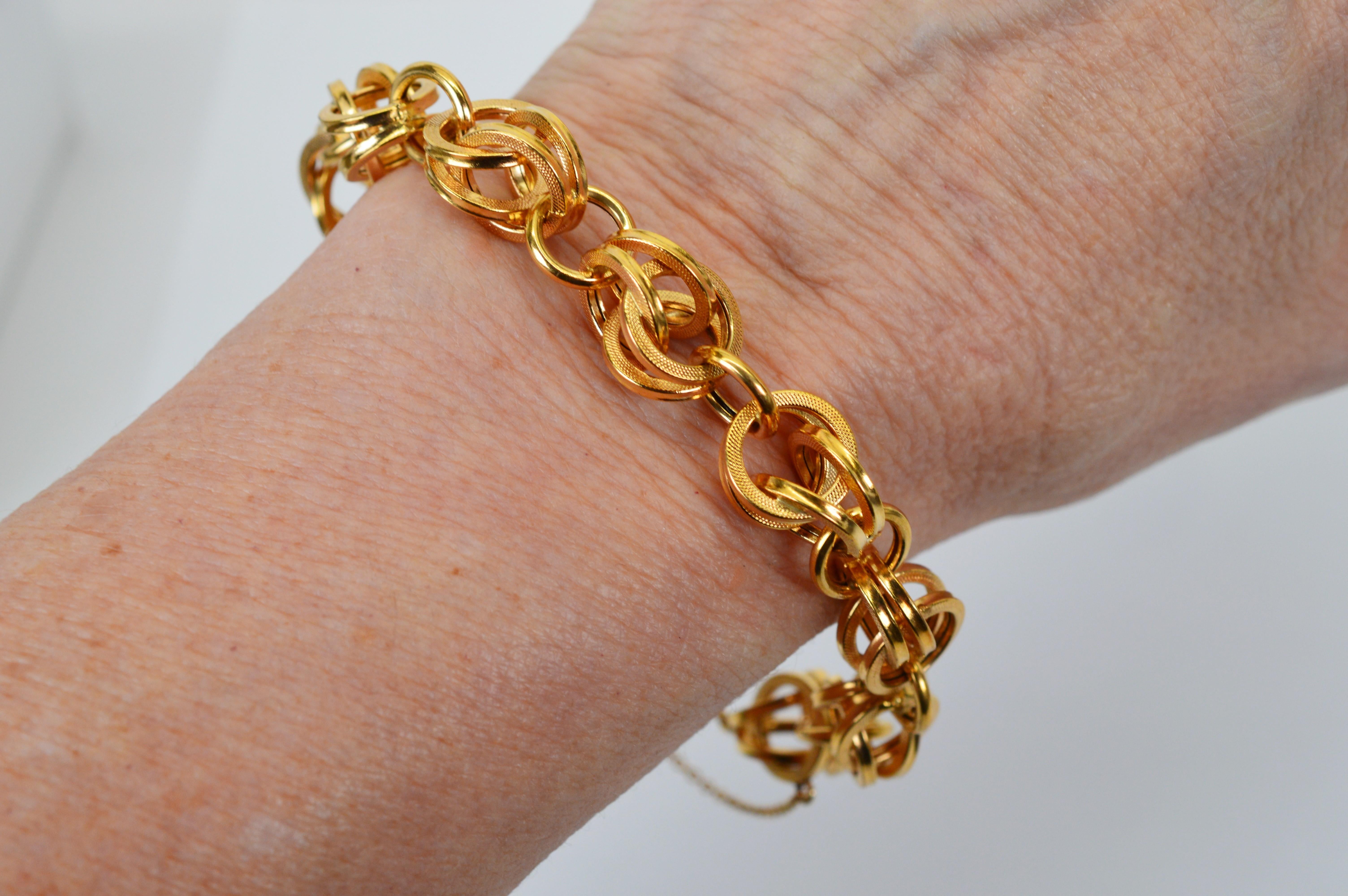 Textured 18K Yellow Gold Double Loop Chain Link Bracelet For Sale 1